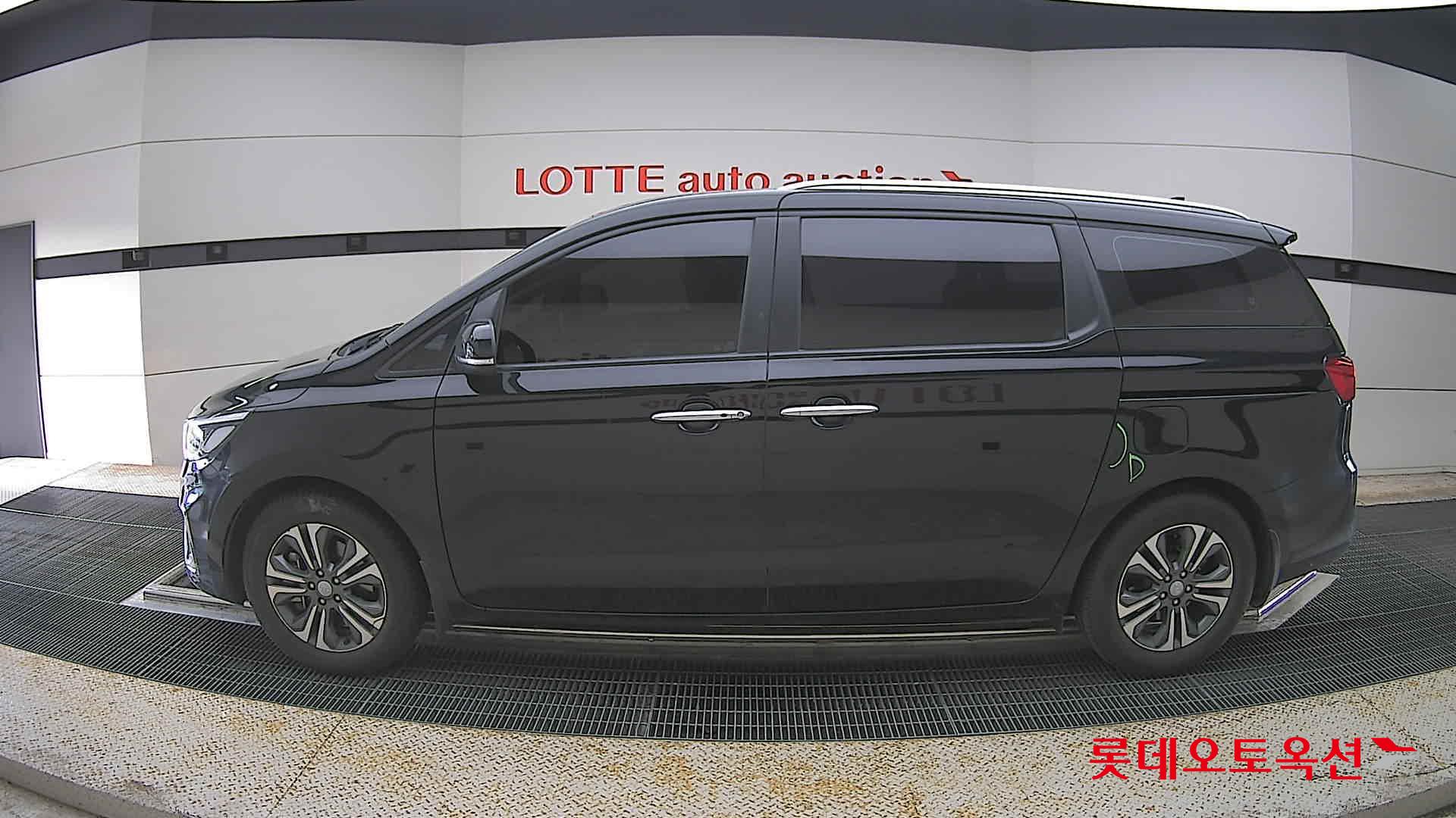 Kia New Carnival - 13