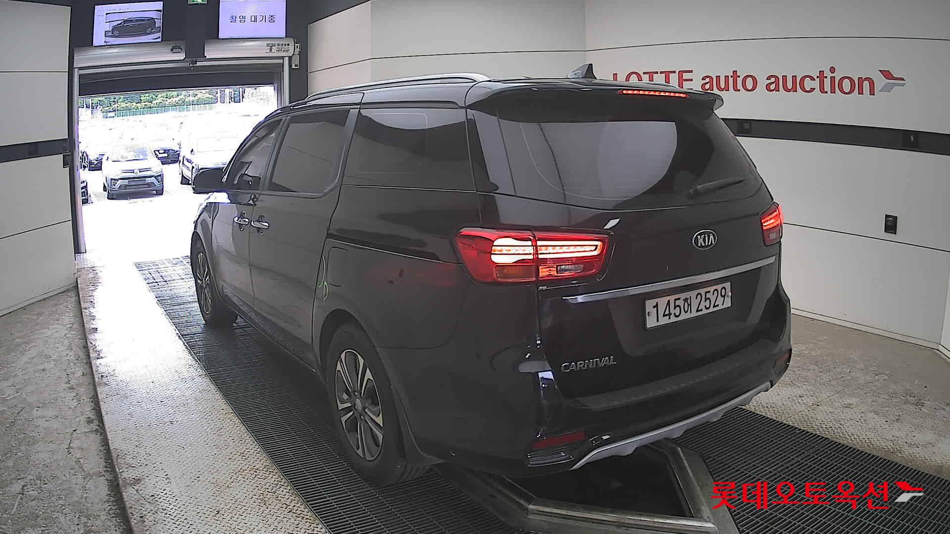 Kia New Carnival - 16