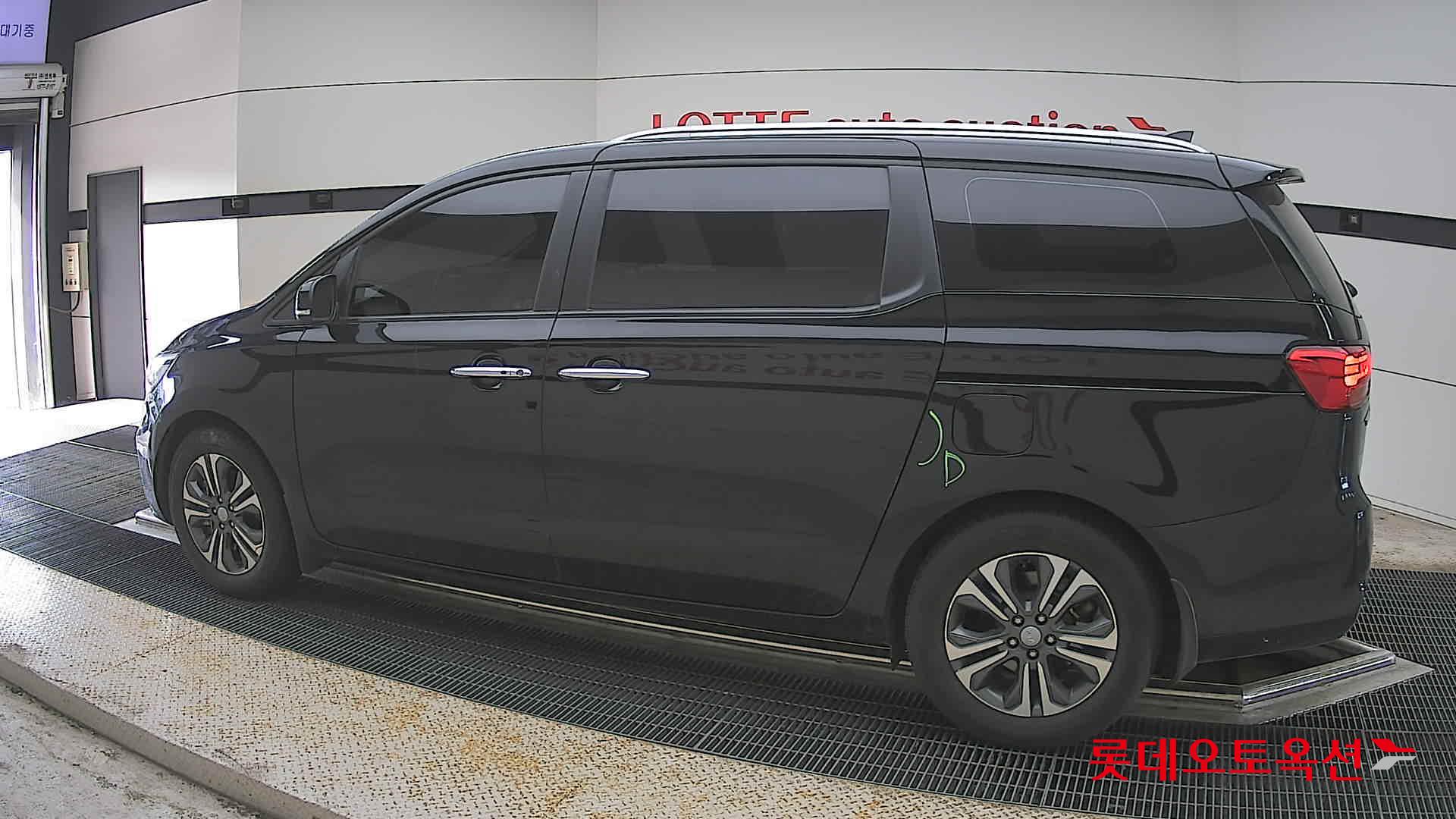 Kia New Carnival - 14
