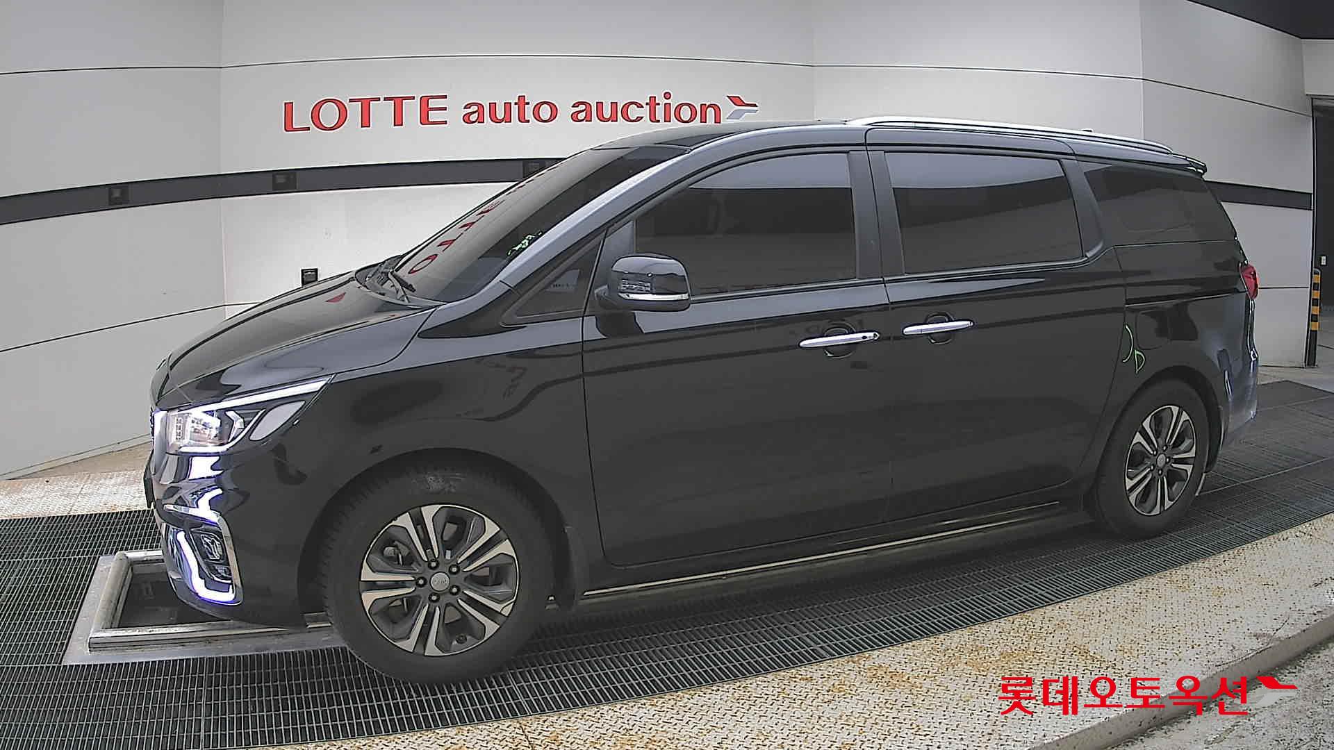Kia New Carnival - 12