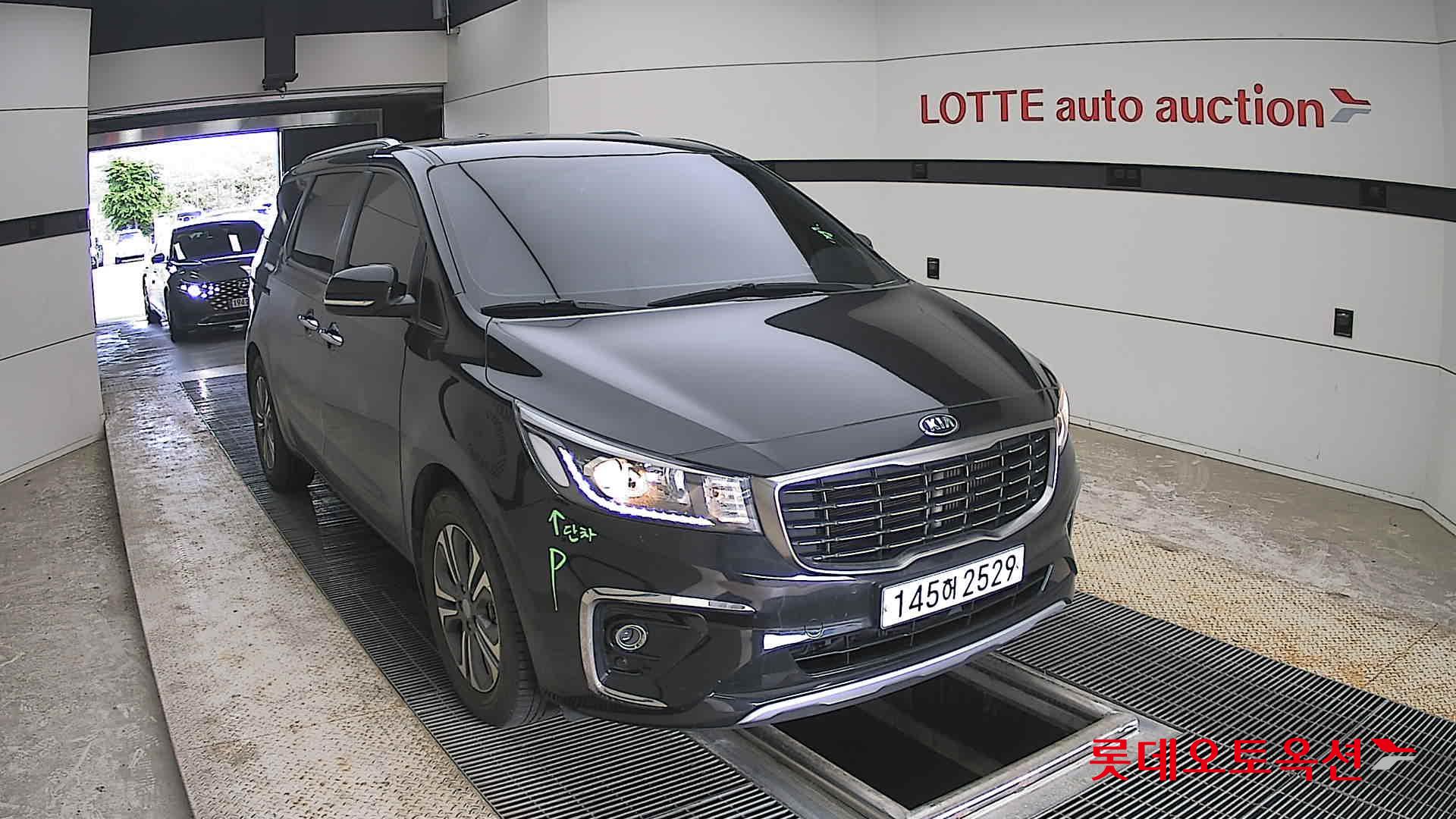Kia New Carnival - 24