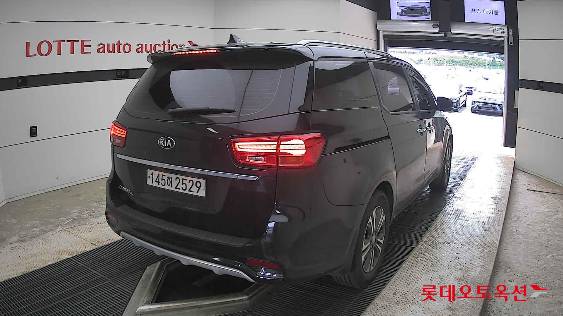 Kia New Carnival - 18