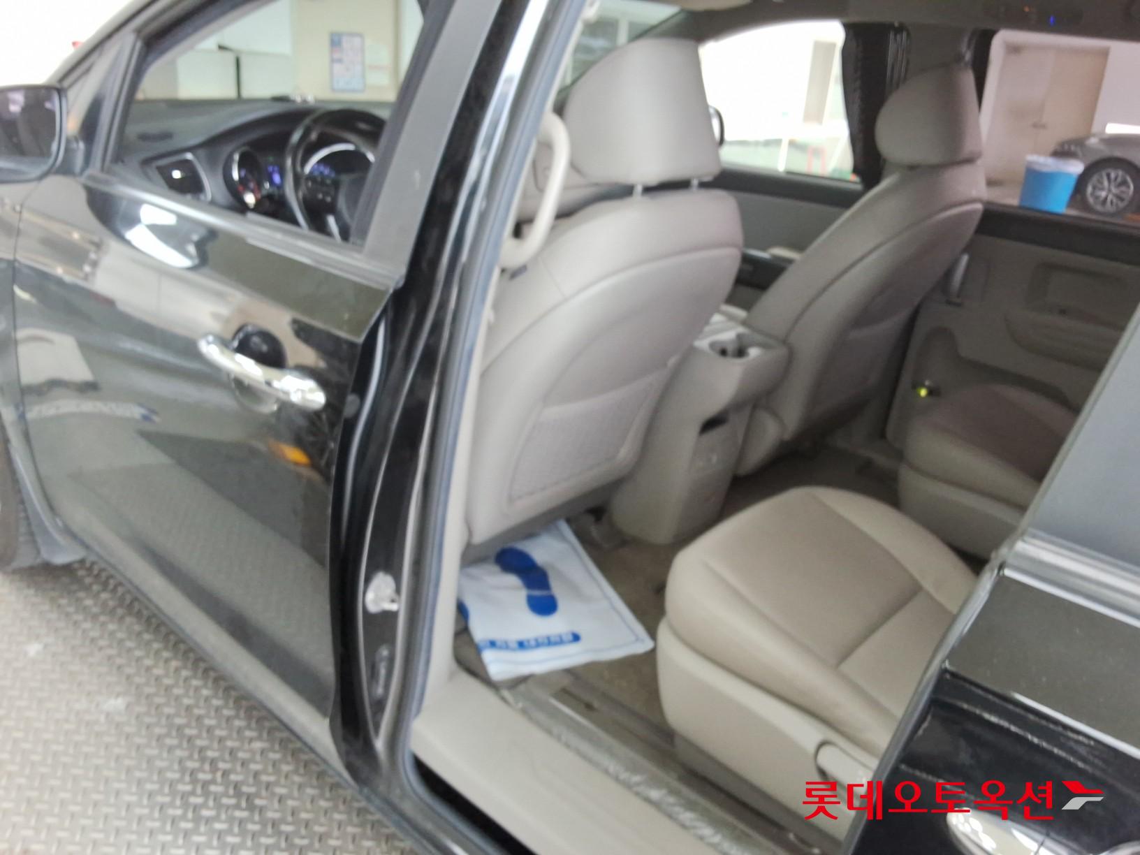 Kia New Carnival - 37