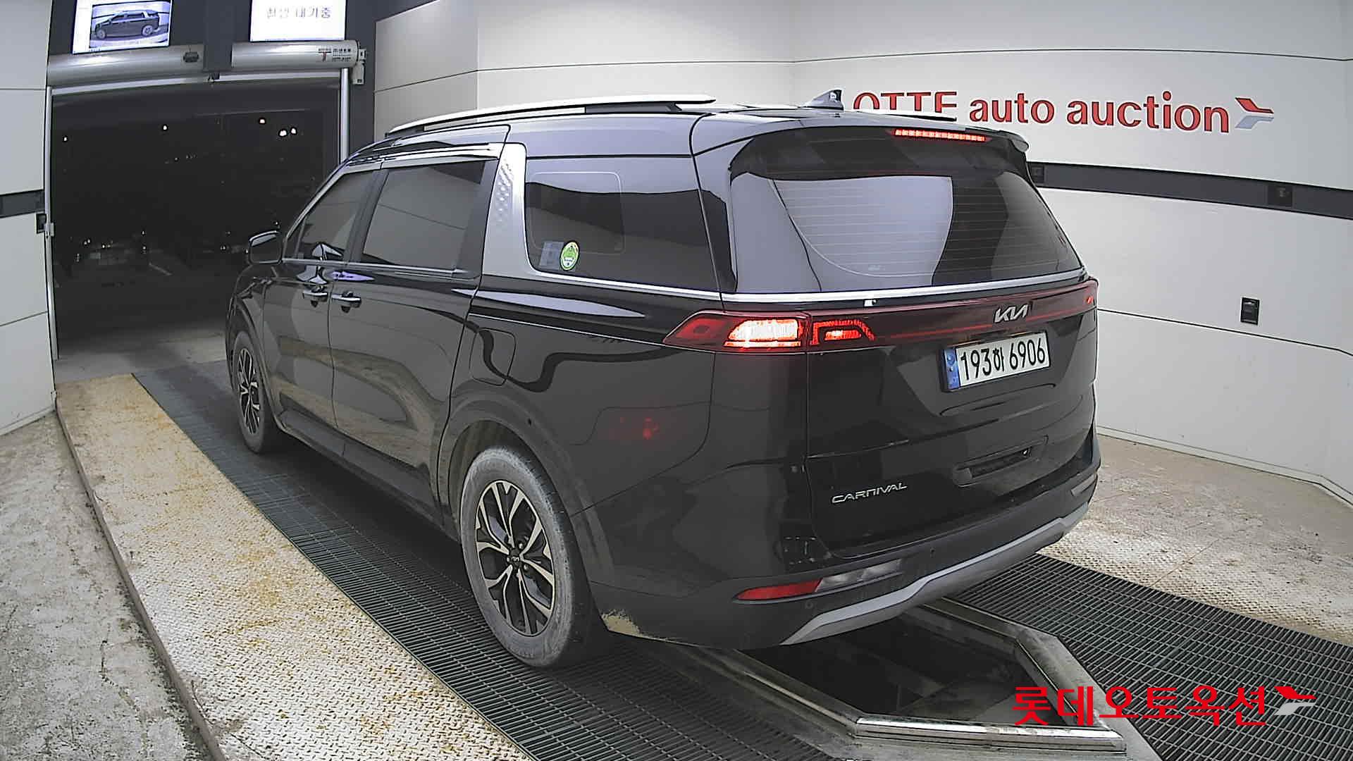 Kia Carnival - 4