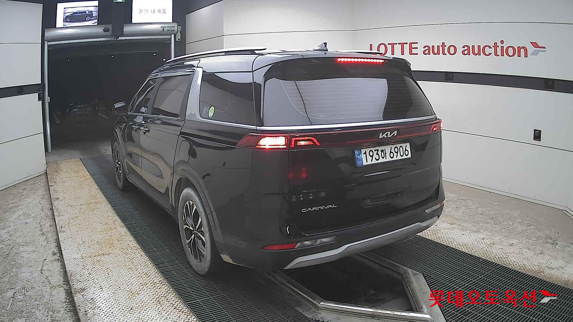 Kia Carnival - 16