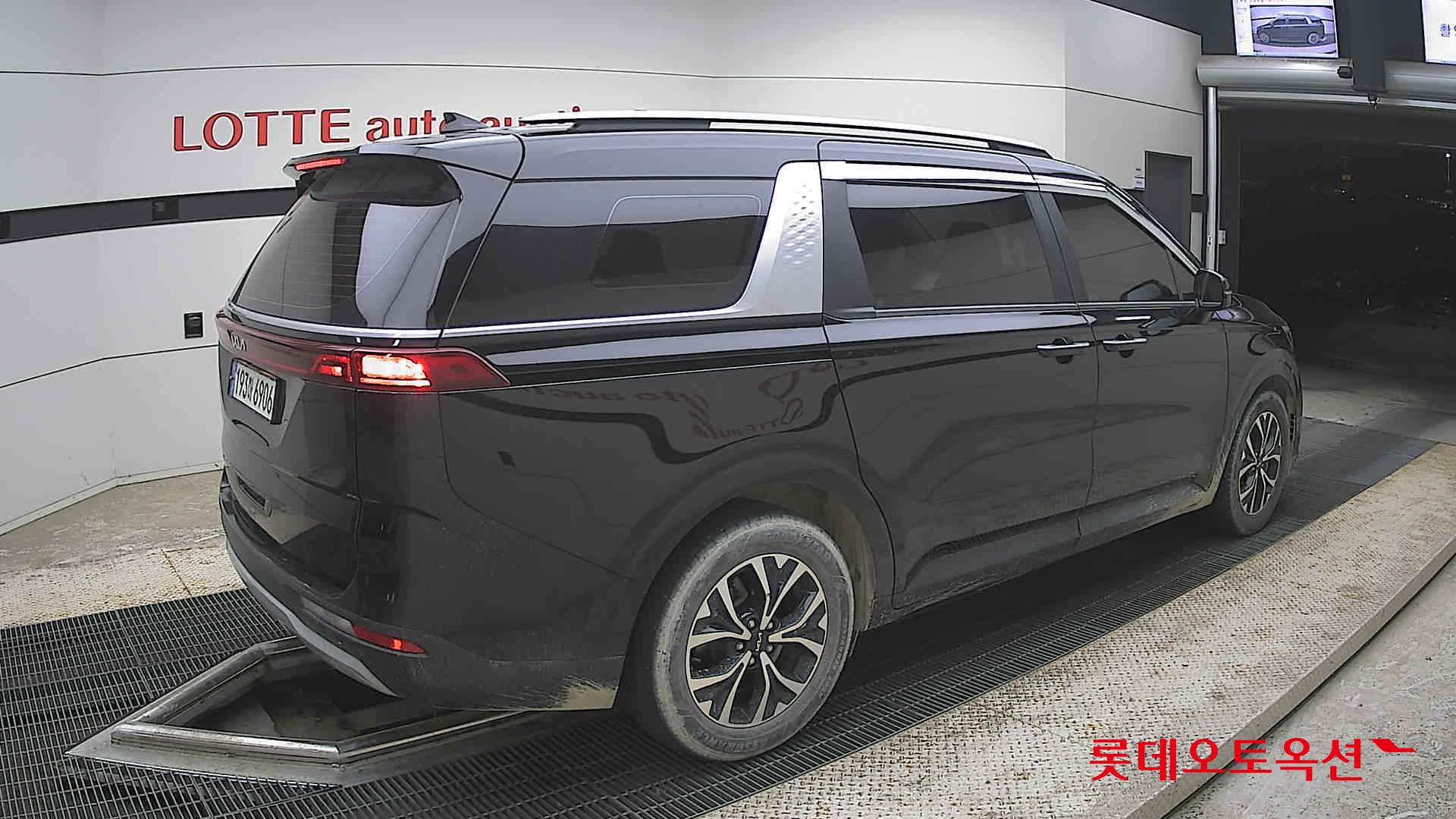 Kia Carnival - 19