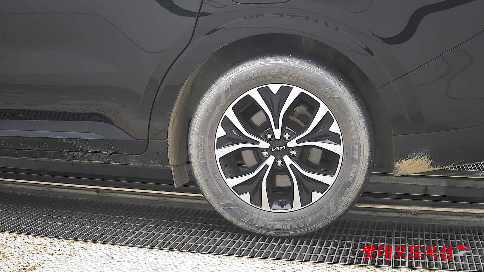 Kia Carnival - 26