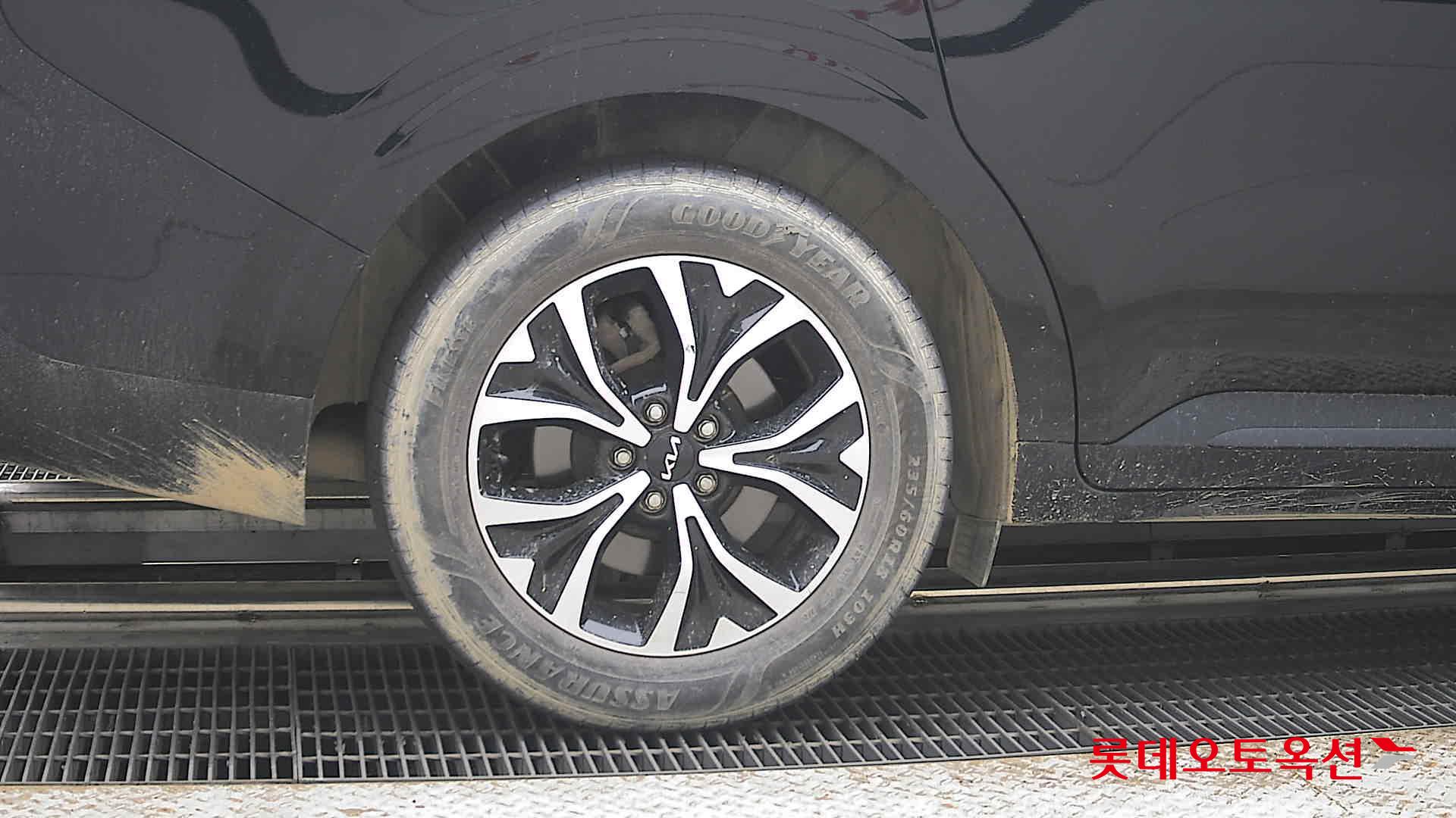 Kia Carnival - 28