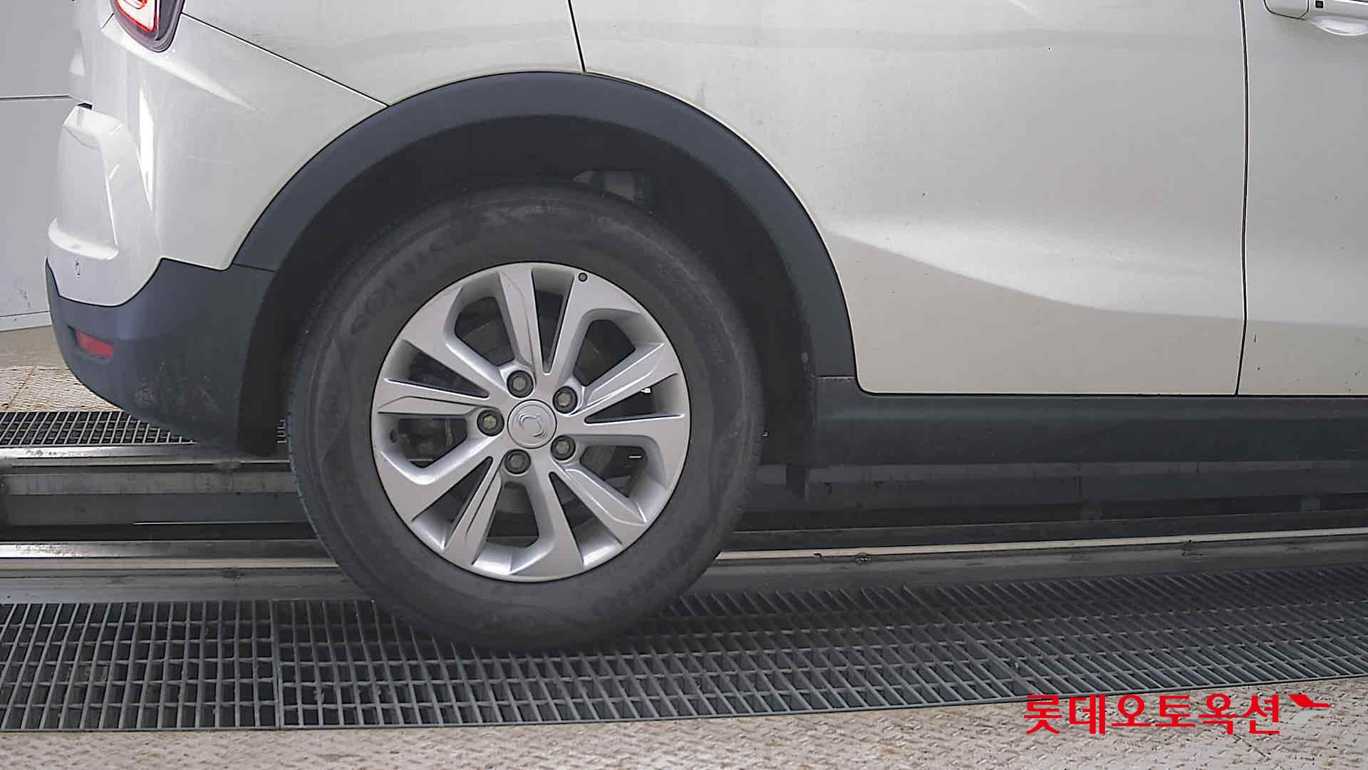 KG Mobility Tivoli - 28