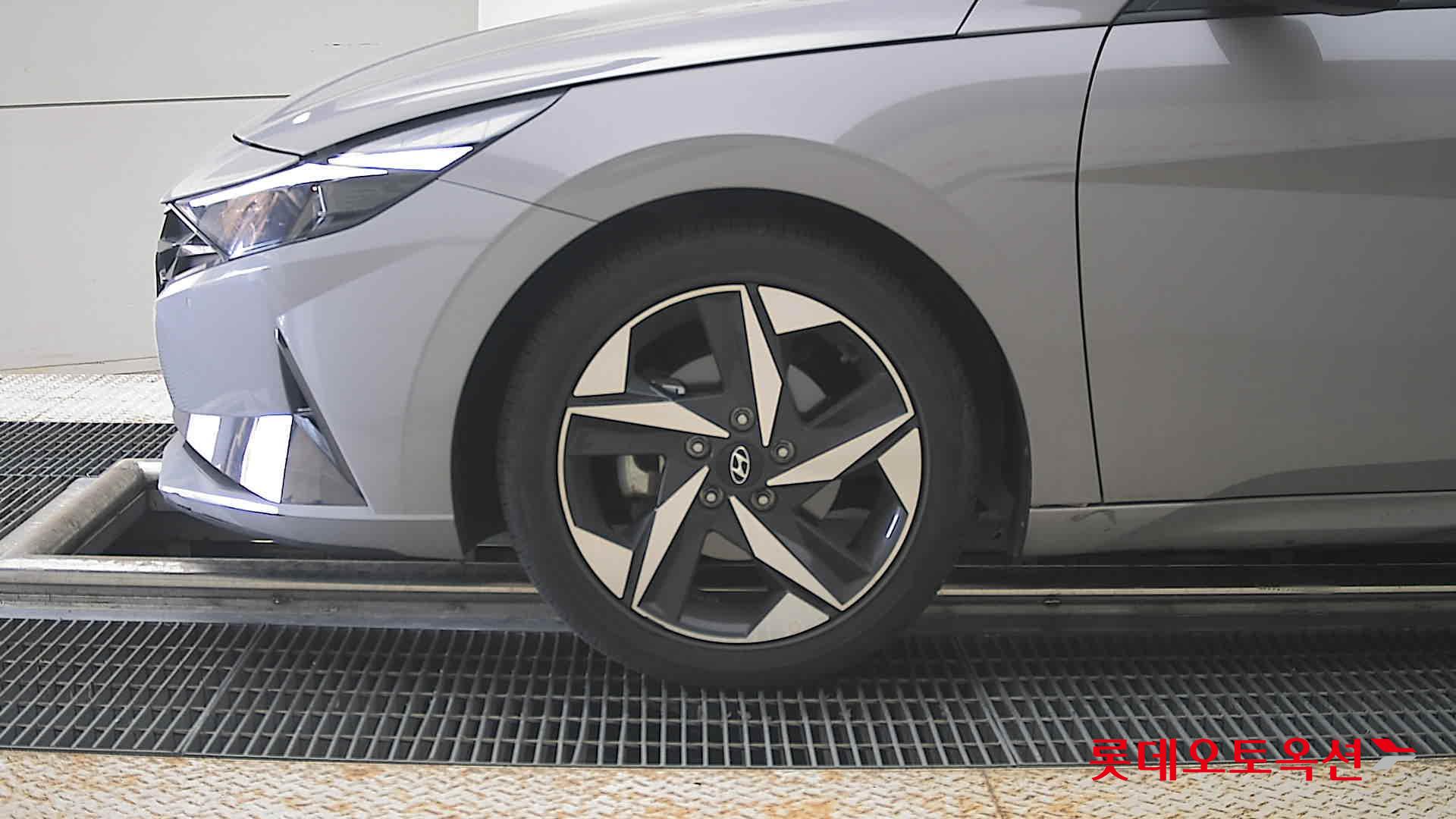 Hyundai Elantra - 25