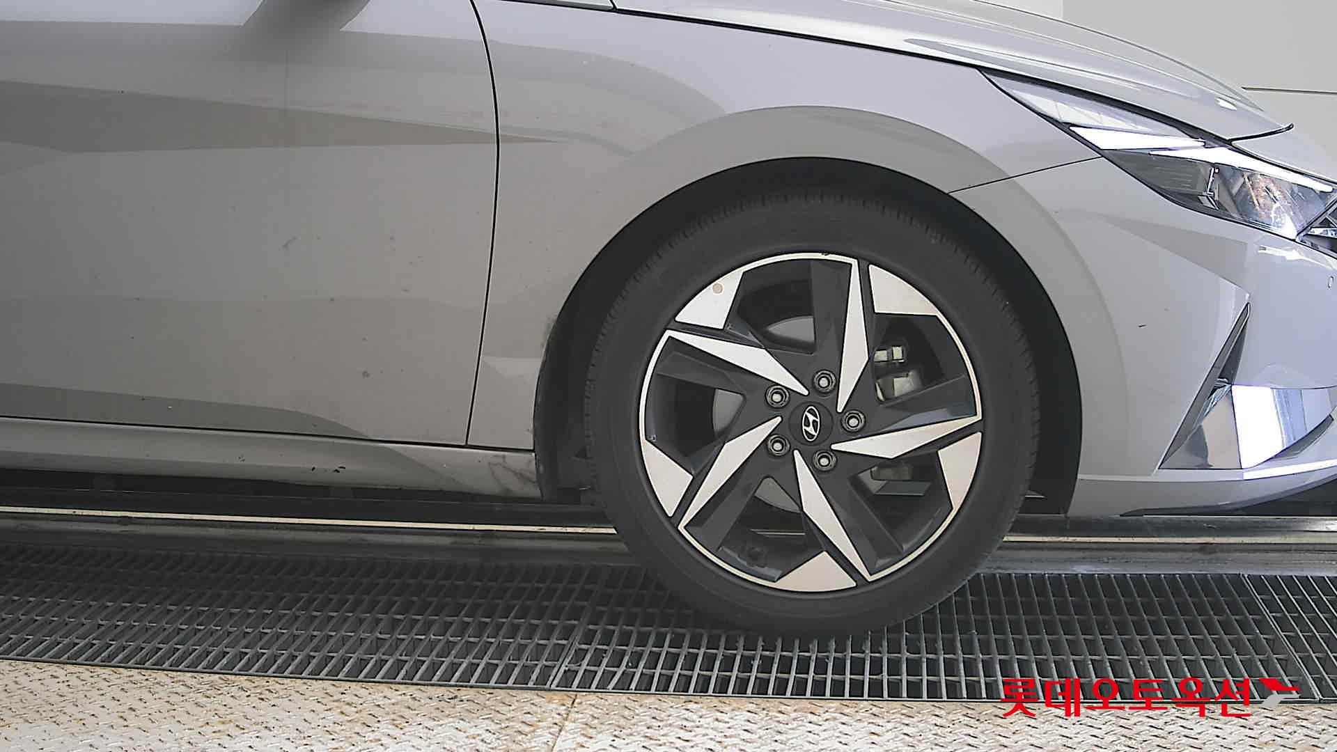Hyundai Elantra - 27