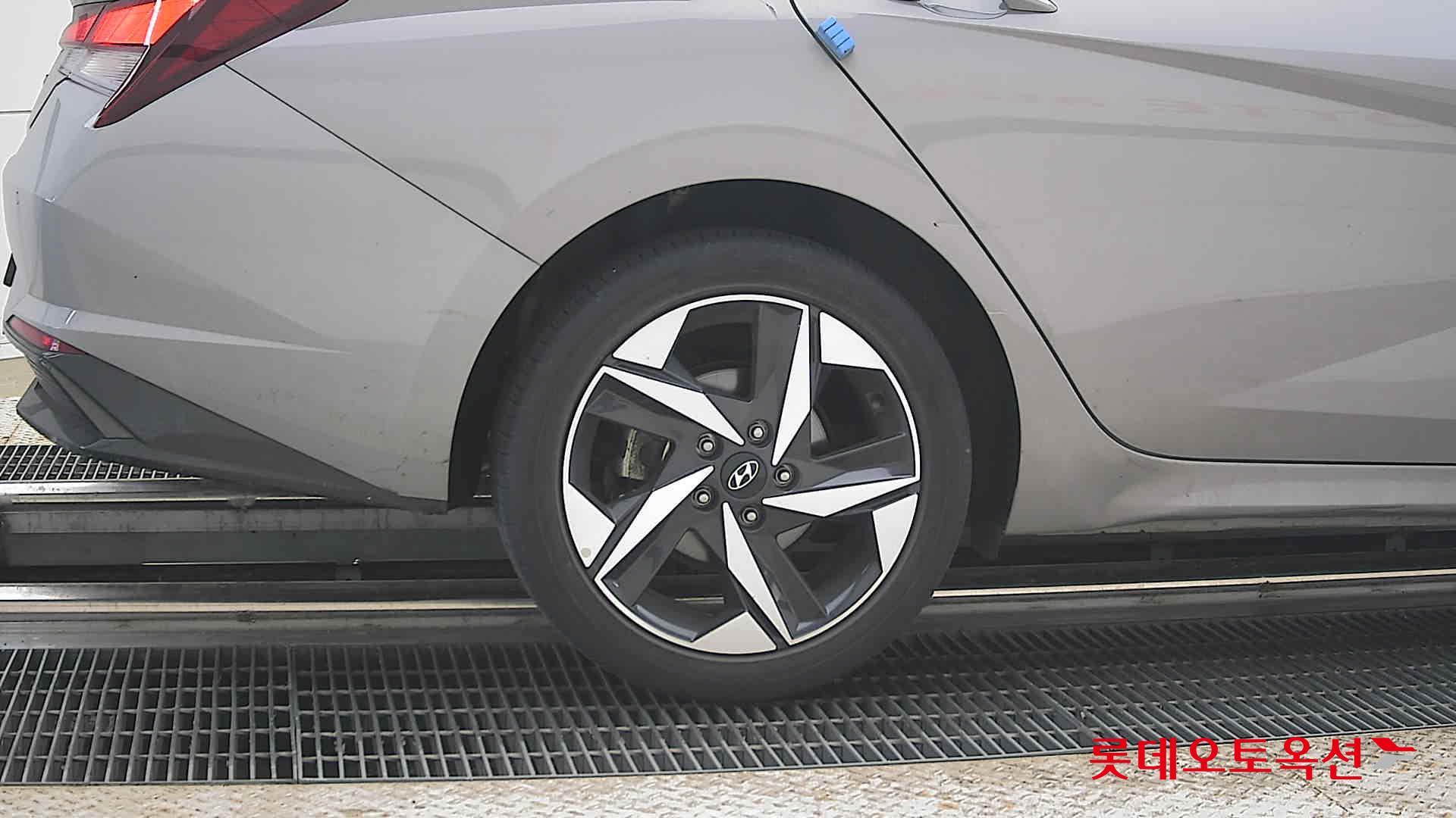 Hyundai Elantra - 28
