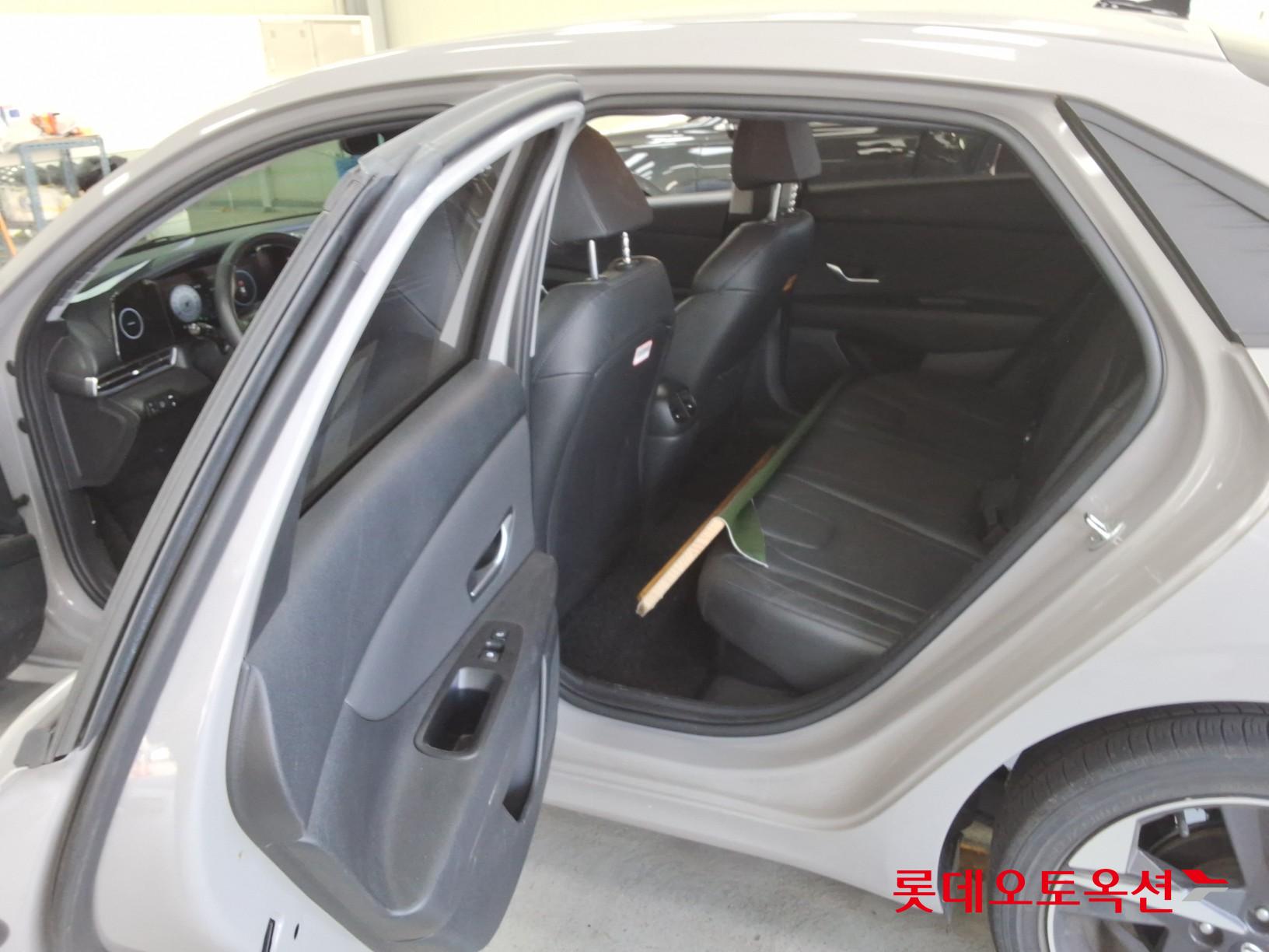 Hyundai Elantra - 38