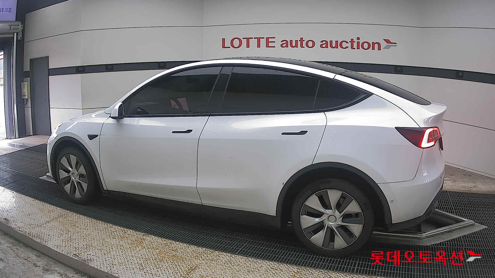 2022 - tesla model y