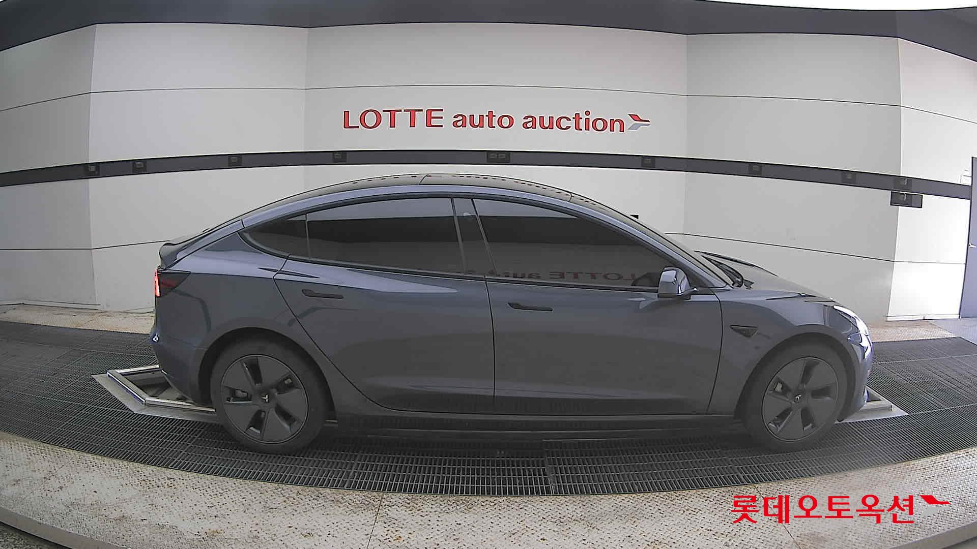 TESLA Model 3 - 21