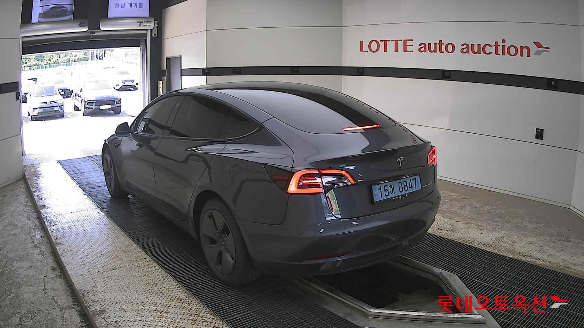TESLA Model 3 - 4