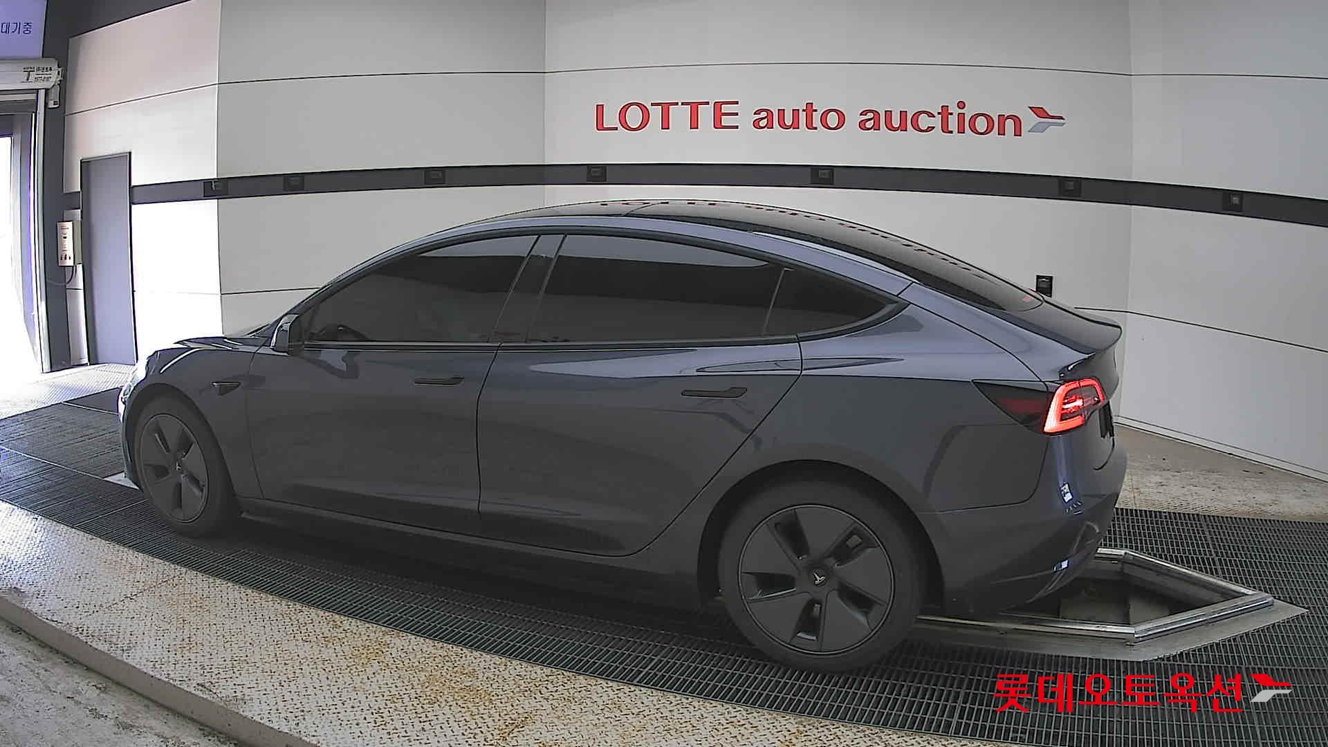 TESLA Model 3 - 14