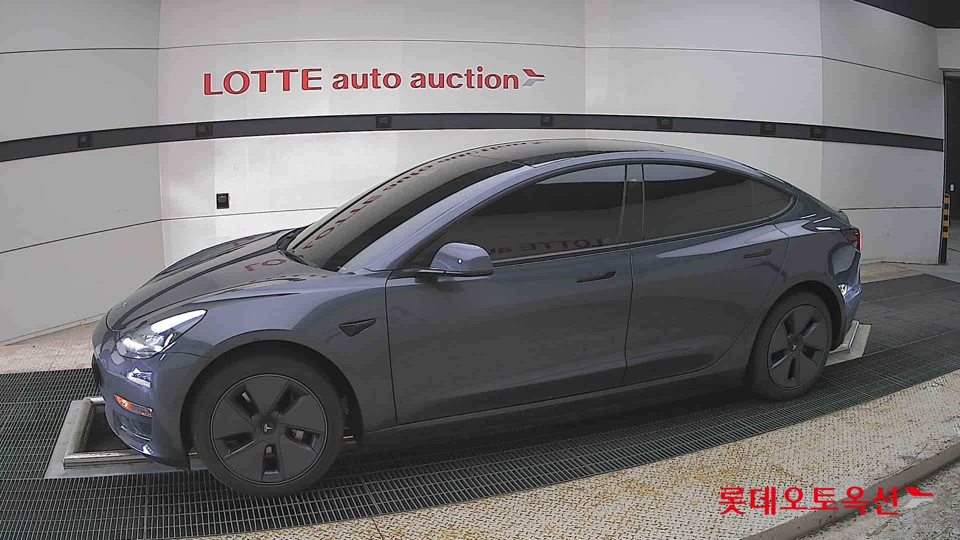 TESLA Model 3 - 12