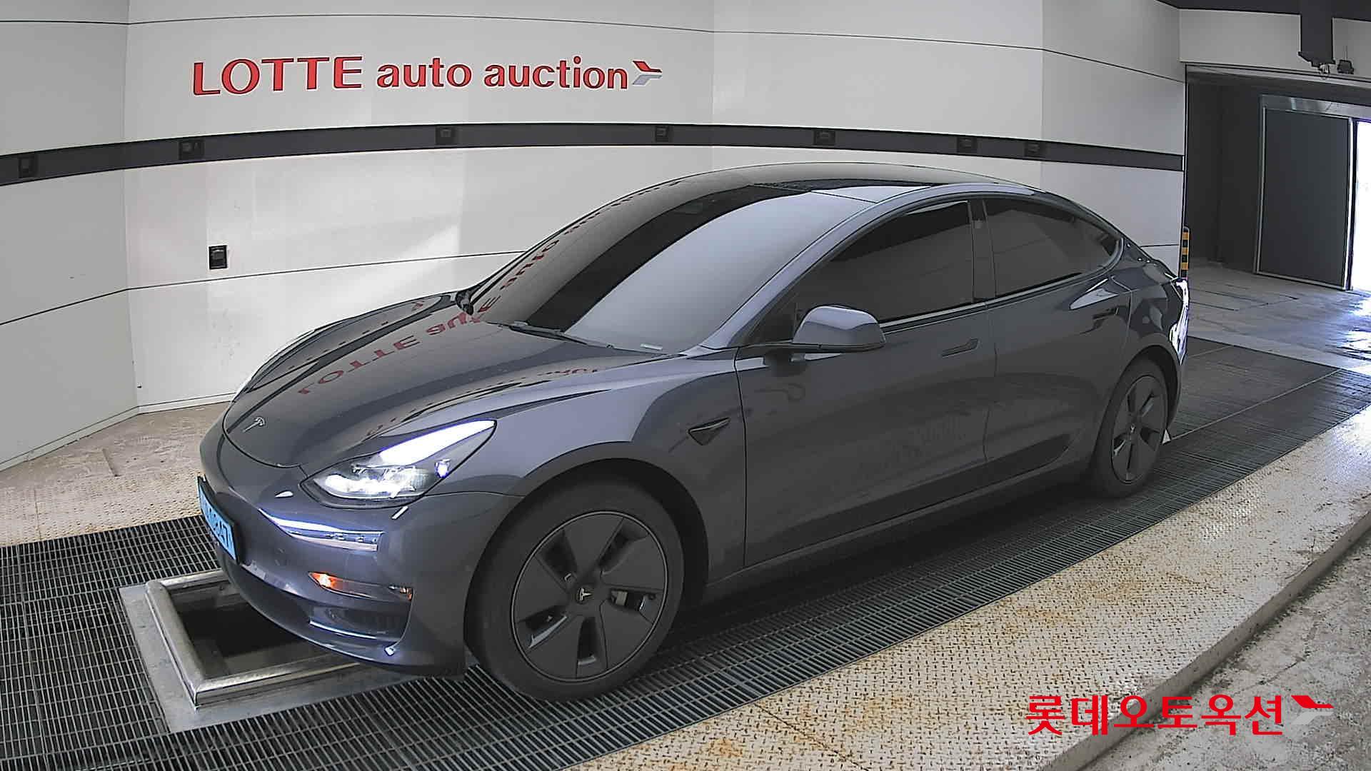 TESLA Model 3 - 11