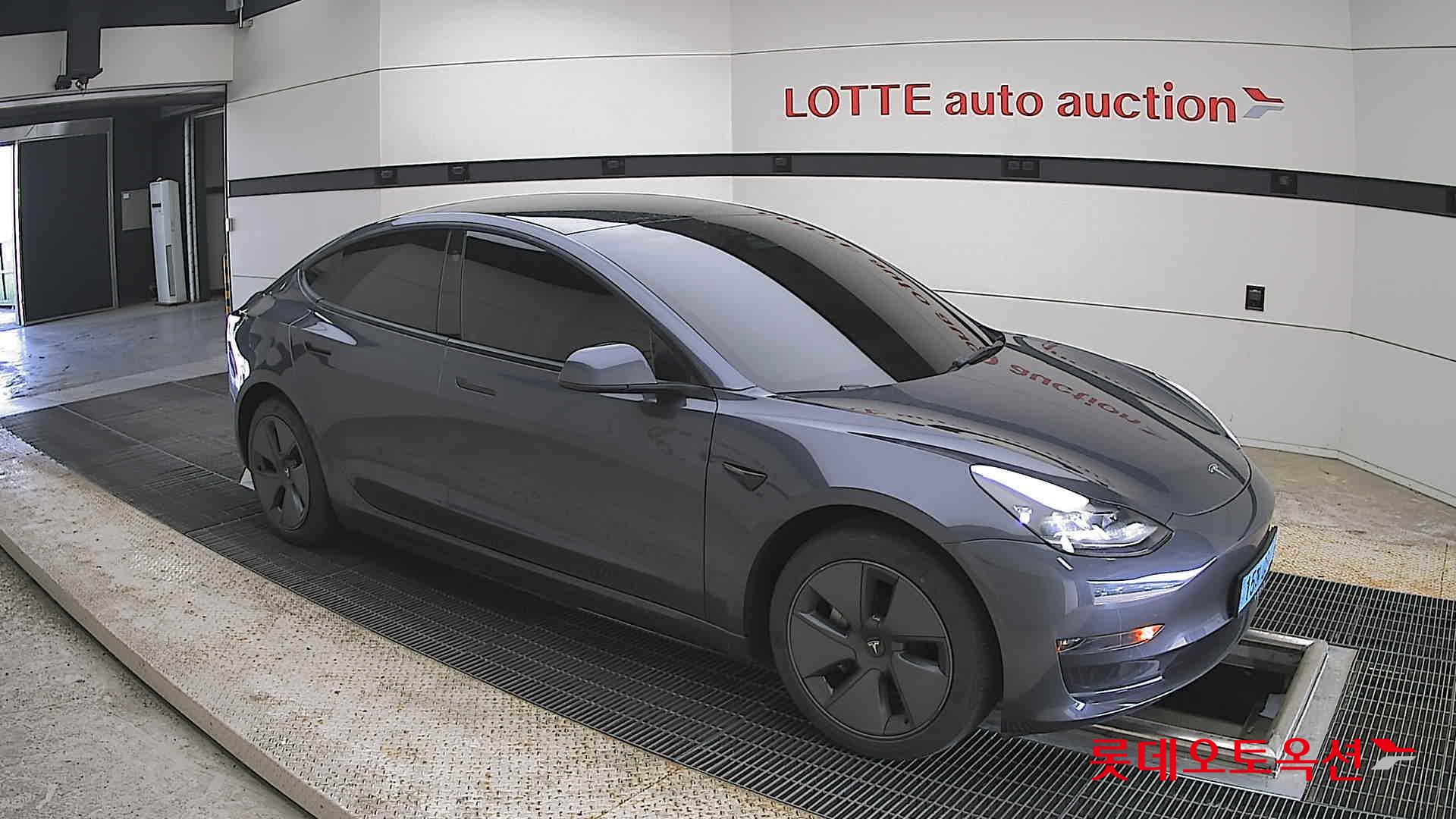 TESLA Model 3 - 23