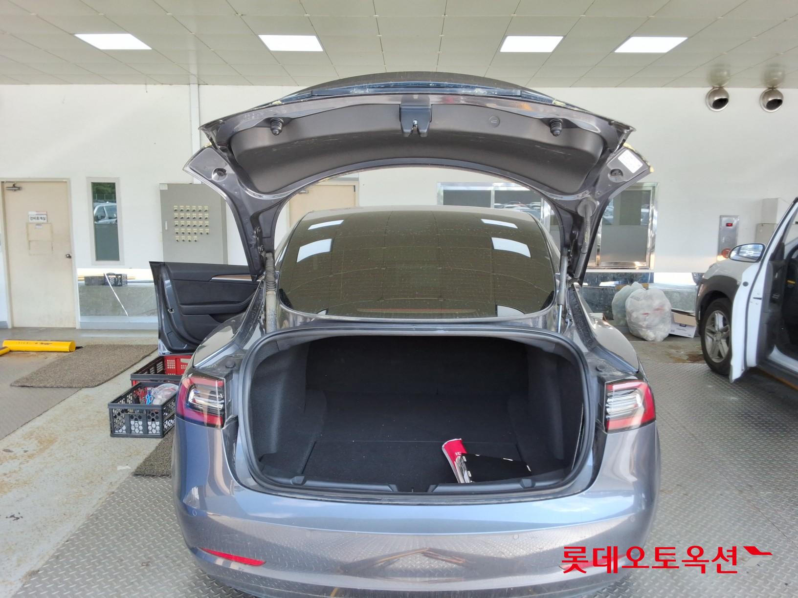 TESLA Model 3 - 9