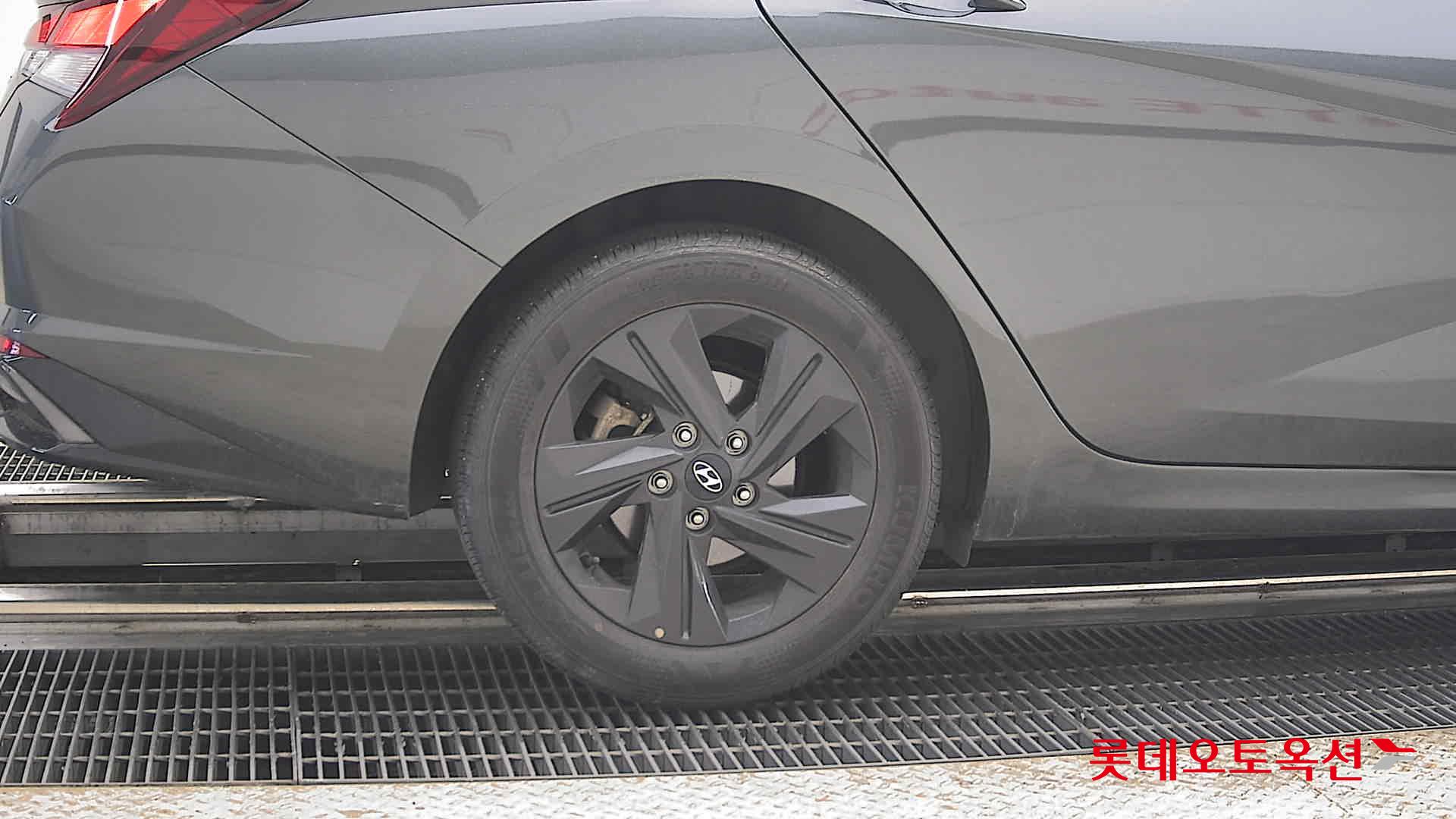 Hyundai Elantra - 28