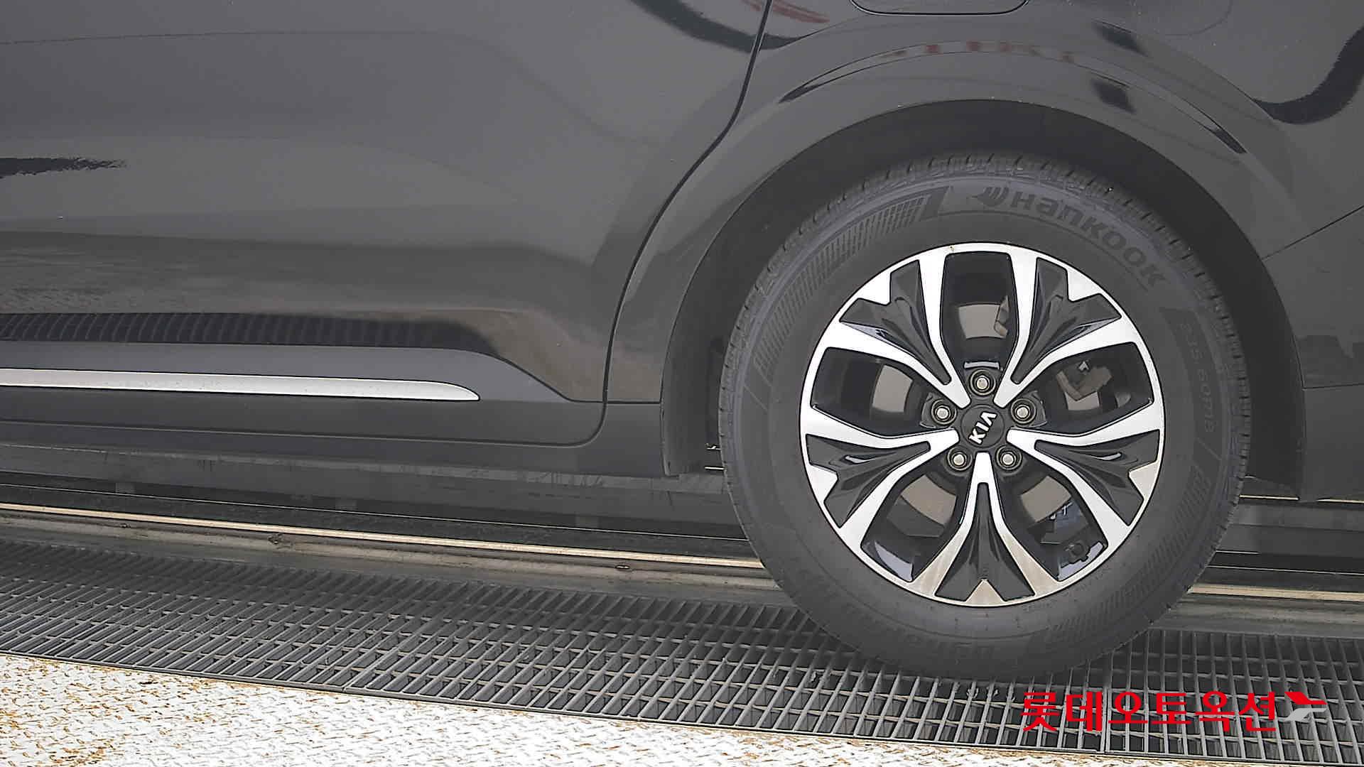 Kia Carnival - 26