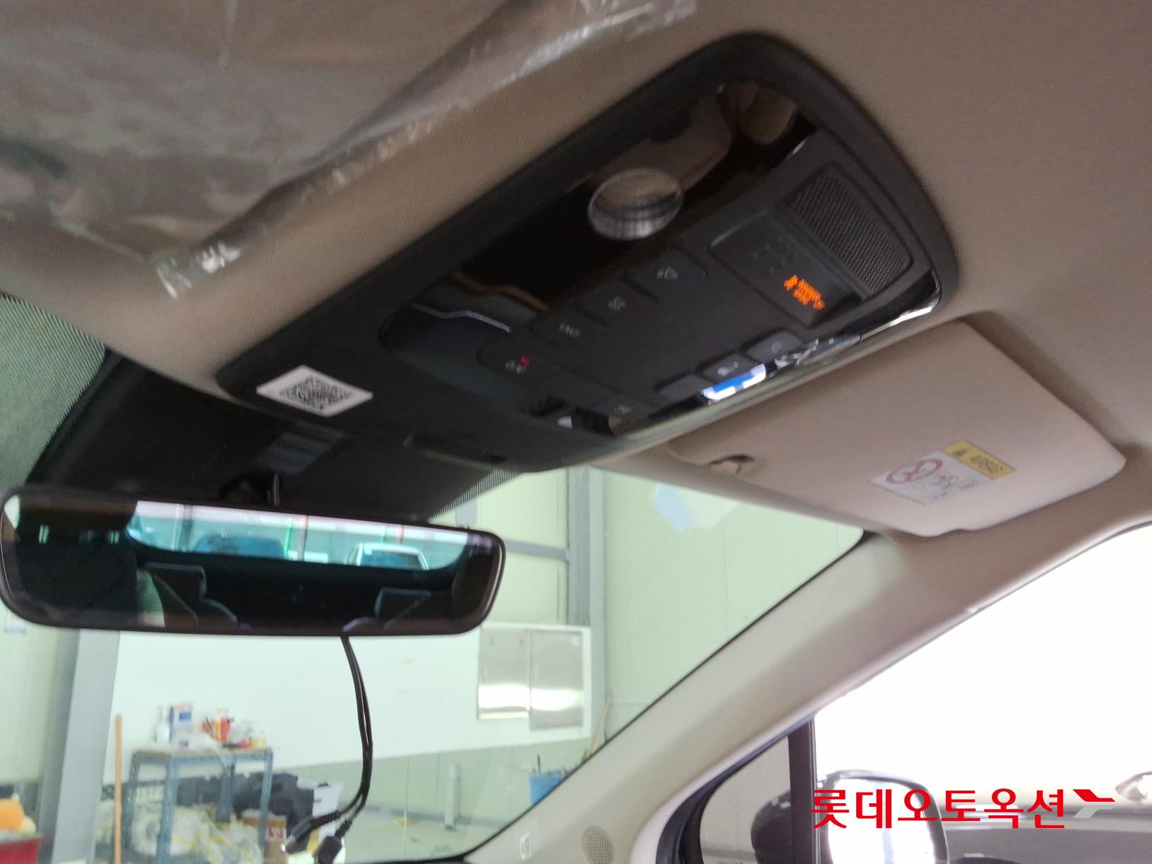 Kia Carnival - 32