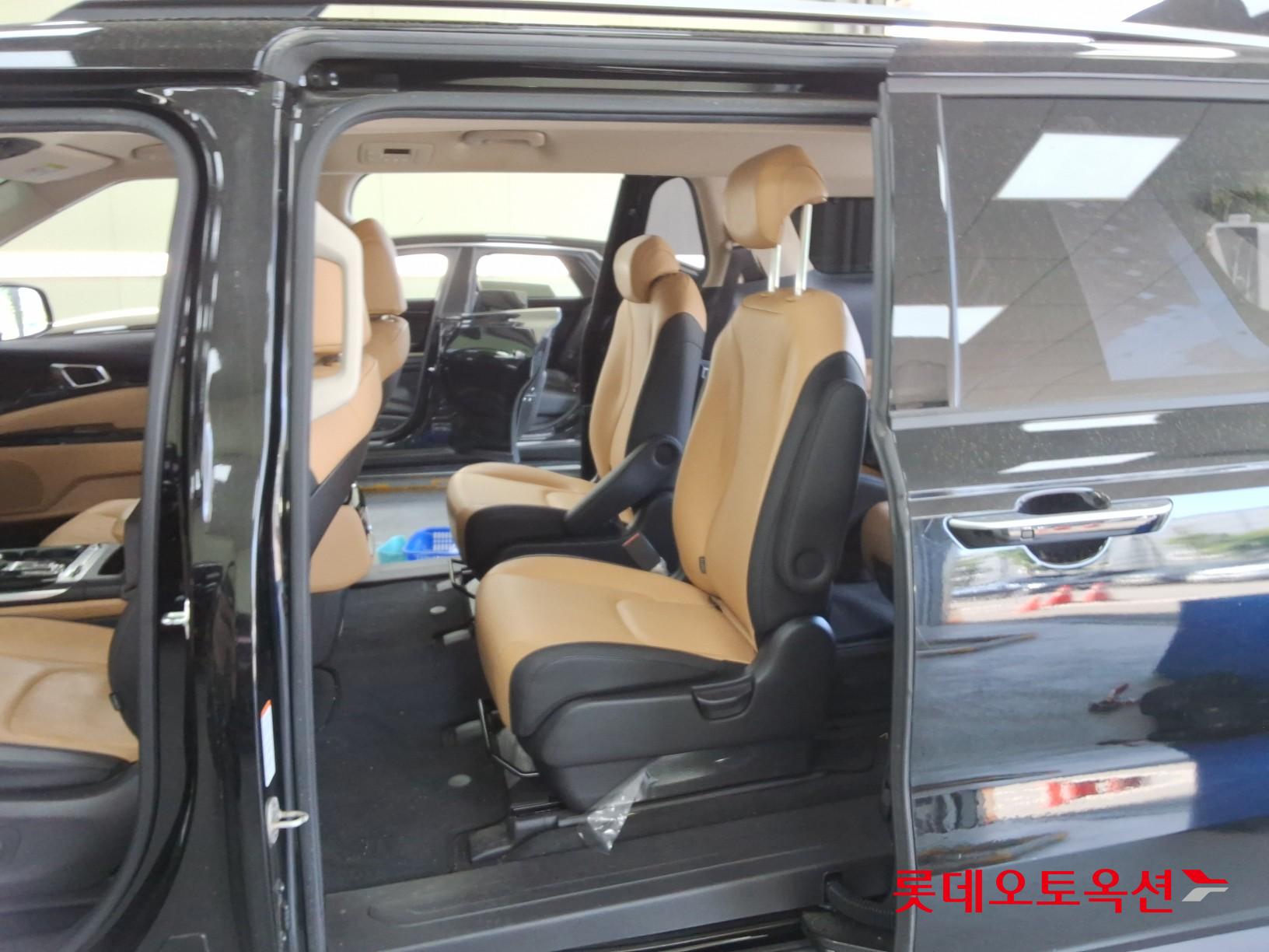 Kia Carnival - 38