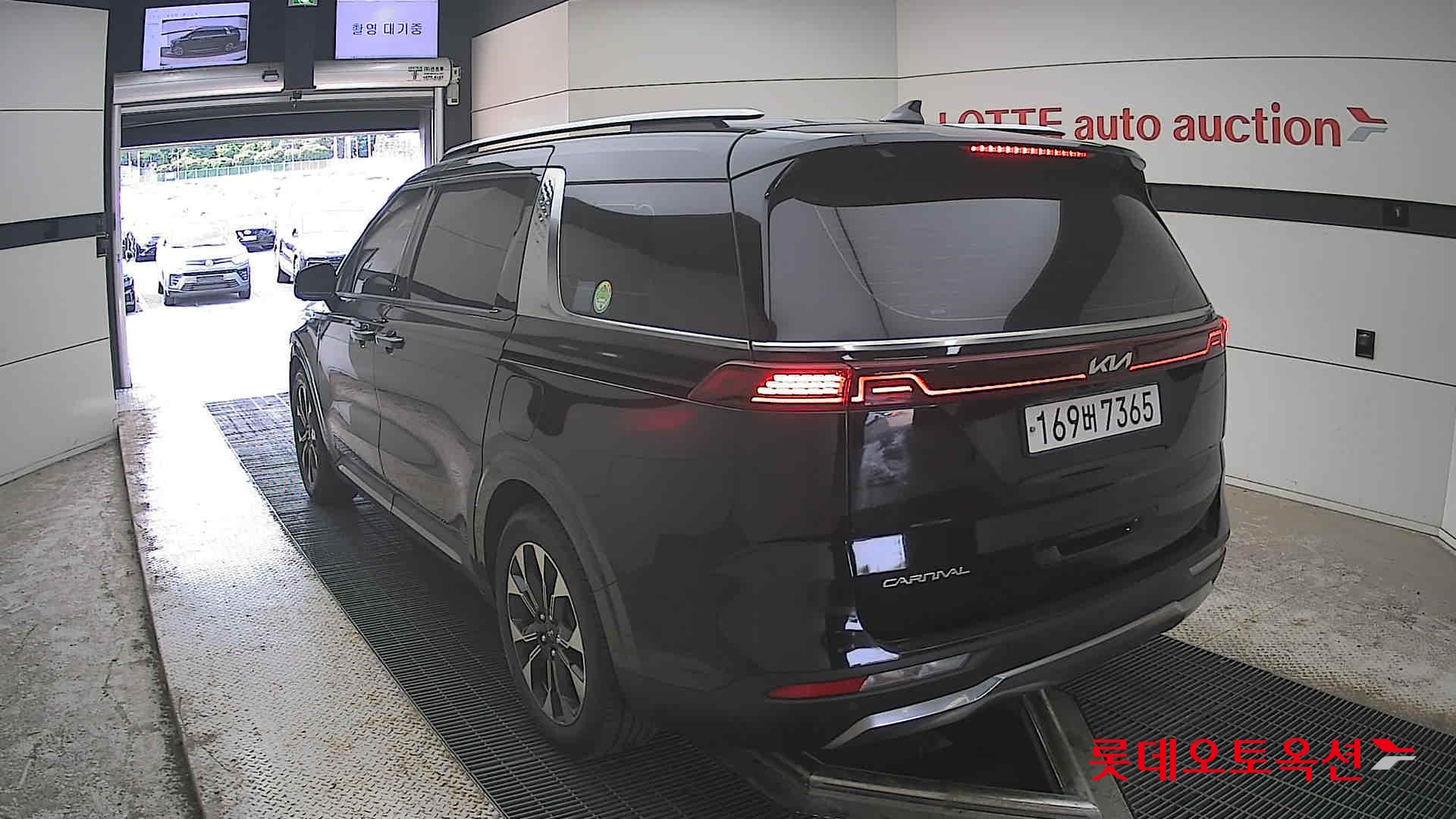 Kia Carnival - 16