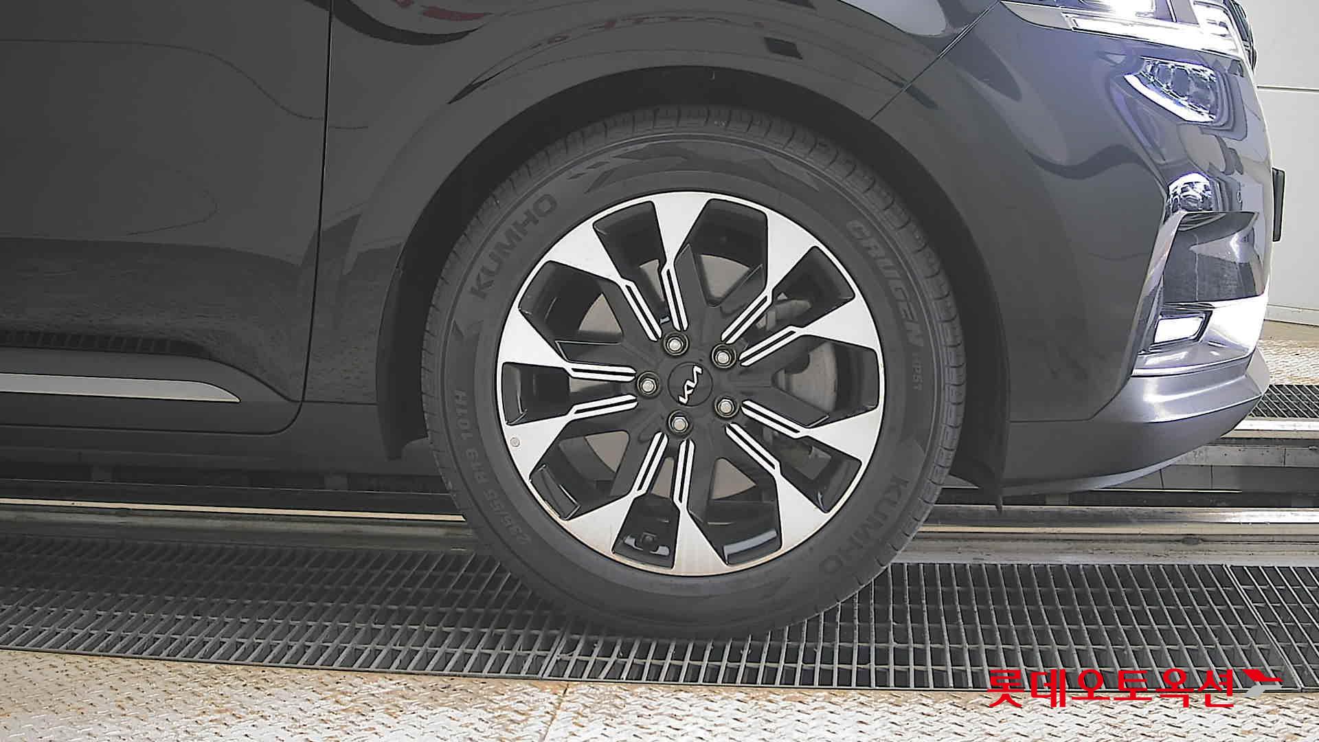 Kia Carnival - 27