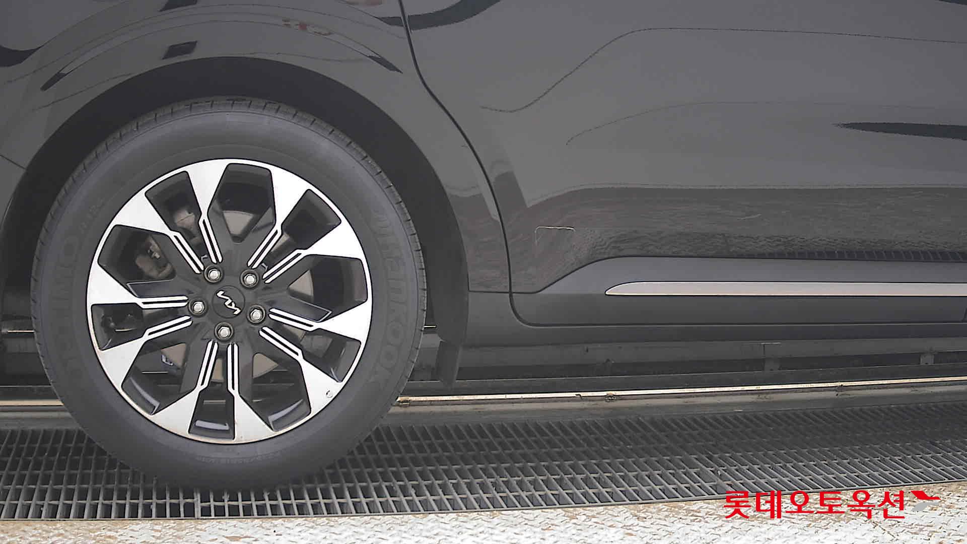 Kia Carnival - 28