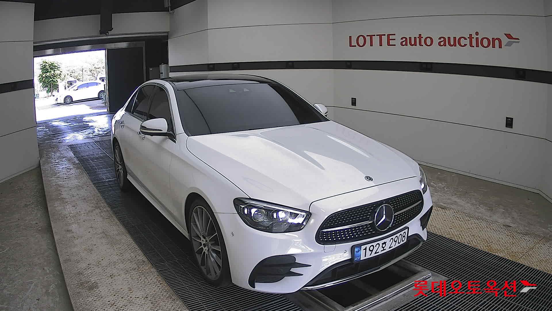 Mercedes-Benz E-Class - 24