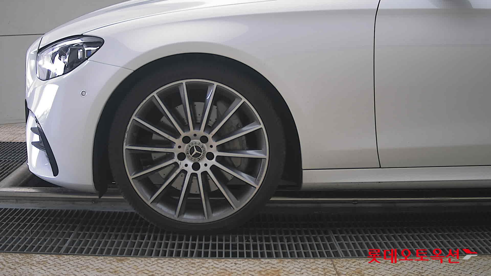 Mercedes-Benz E-Class - 25