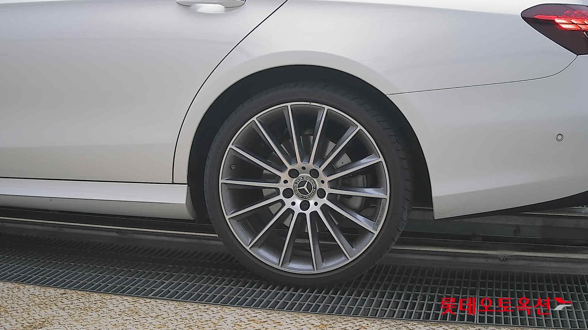 Mercedes-Benz E-Class - 26