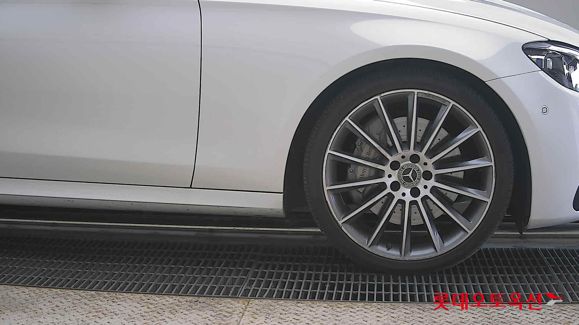 Mercedes-Benz E-Class - 27