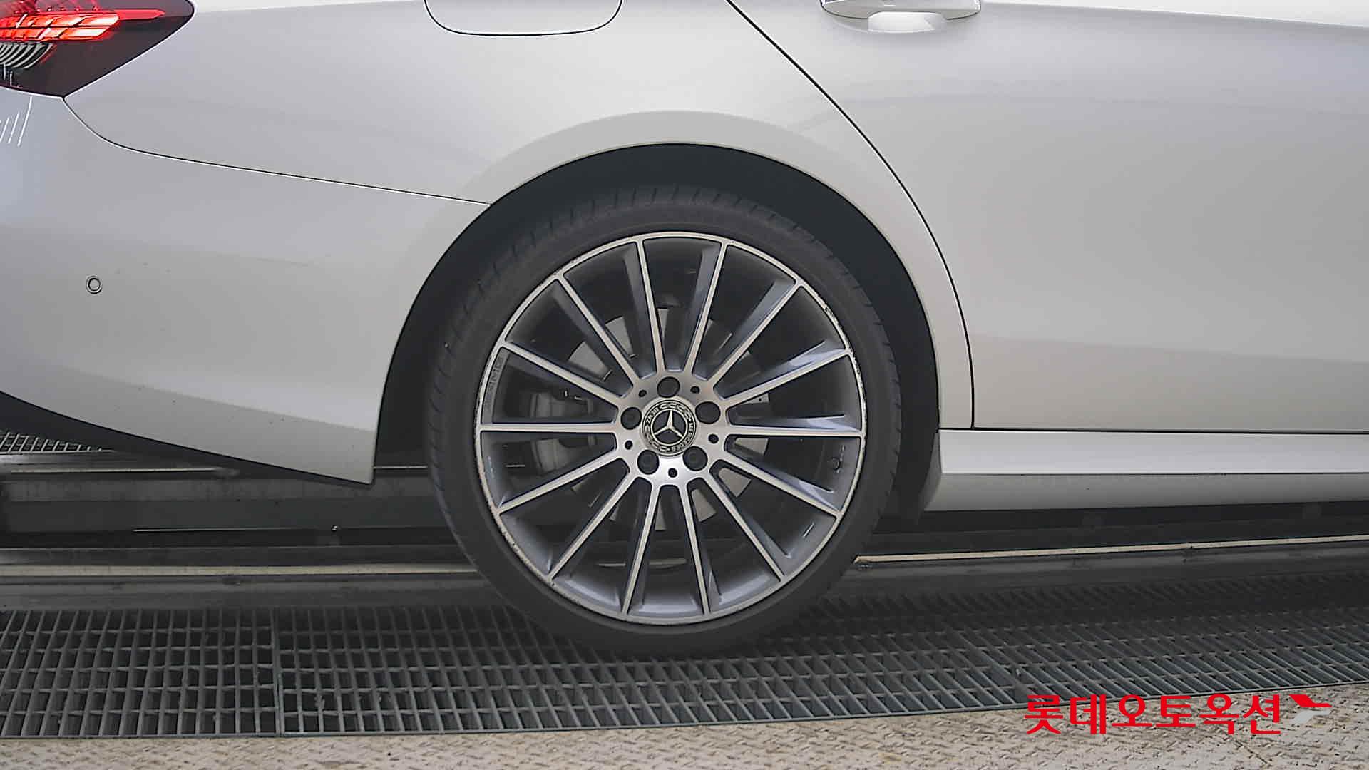 Mercedes-Benz E-Class - 28