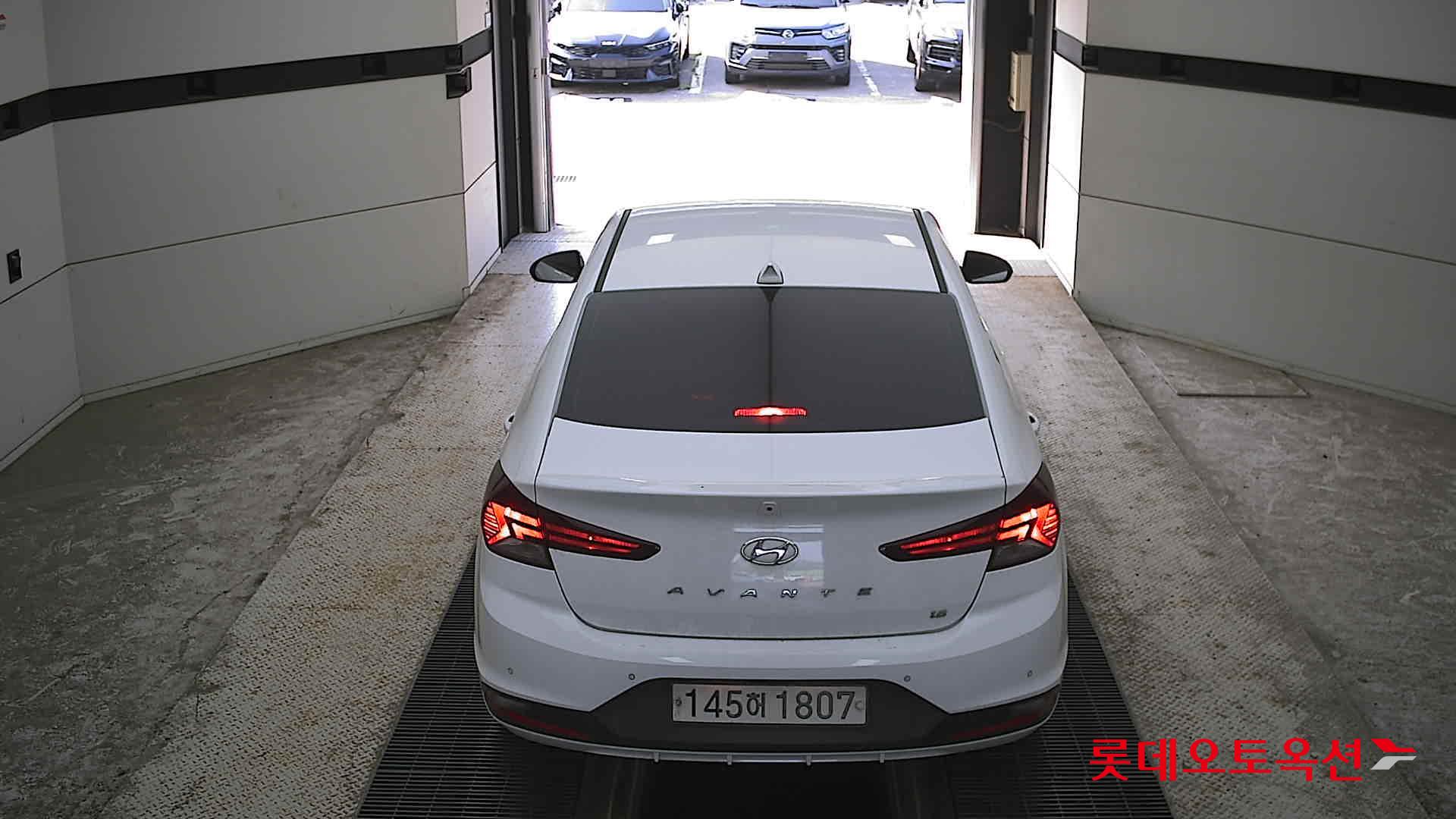Hyundai Elantra - 17