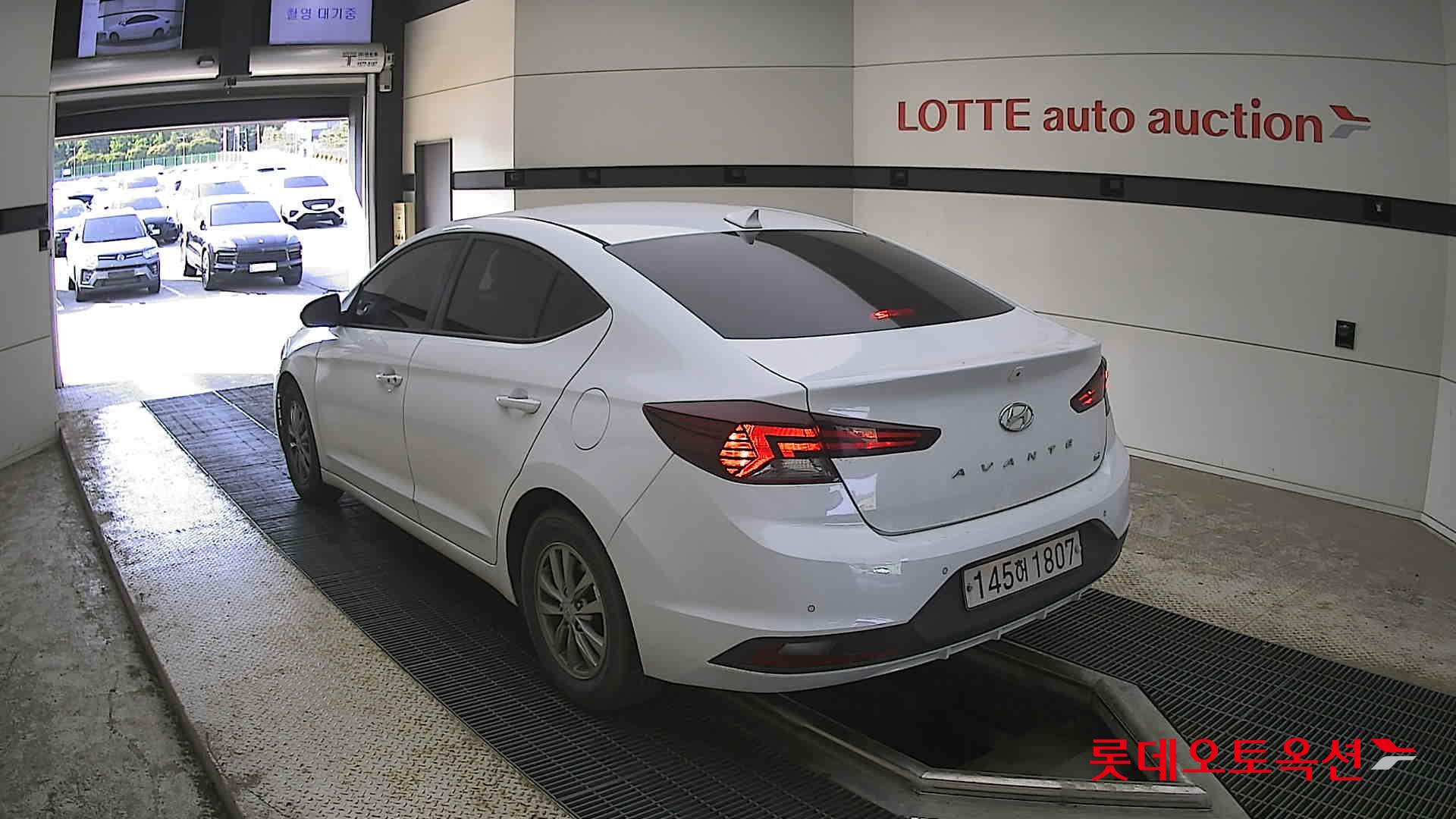 Hyundai Elantra - 4