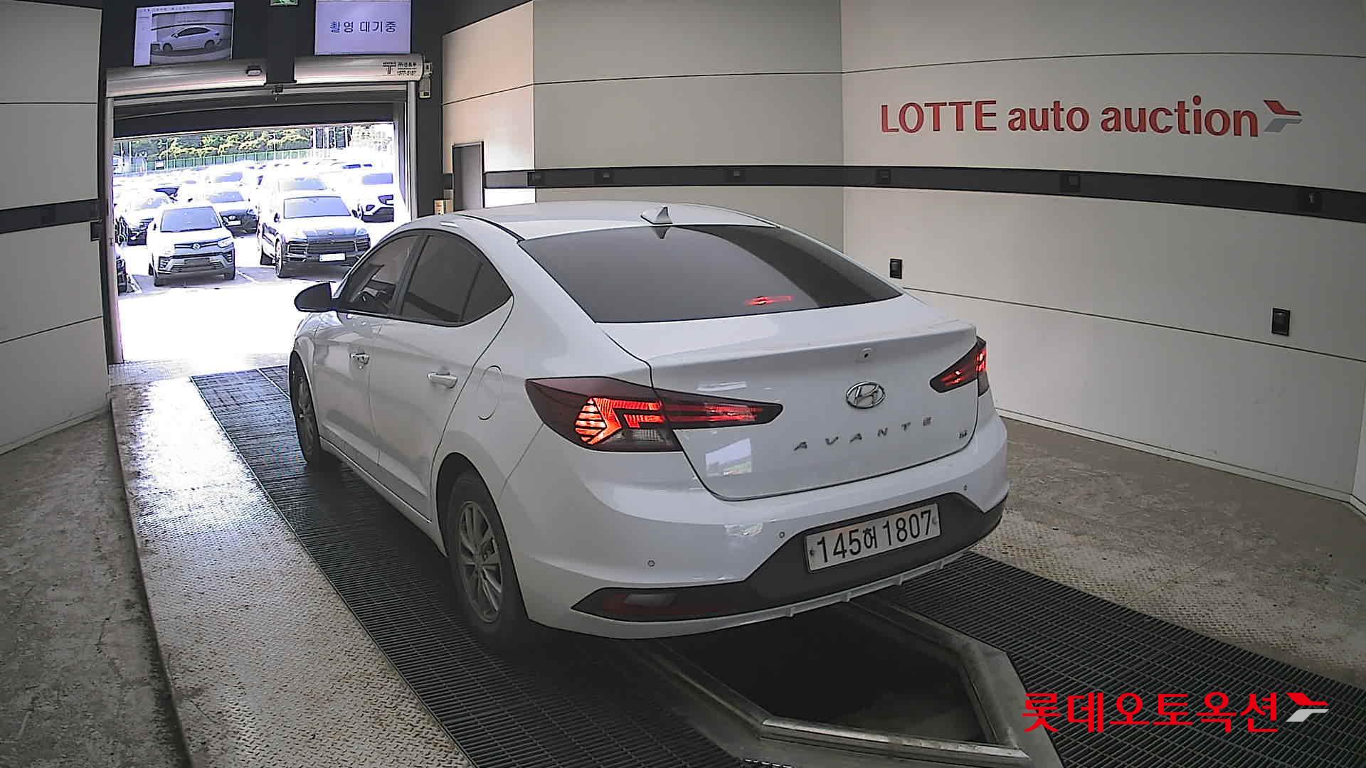 Hyundai Elantra - 16