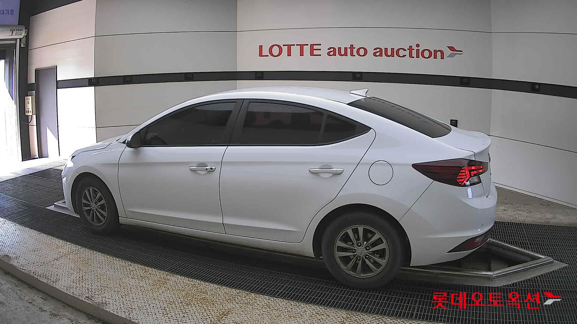 Hyundai Elantra - 14