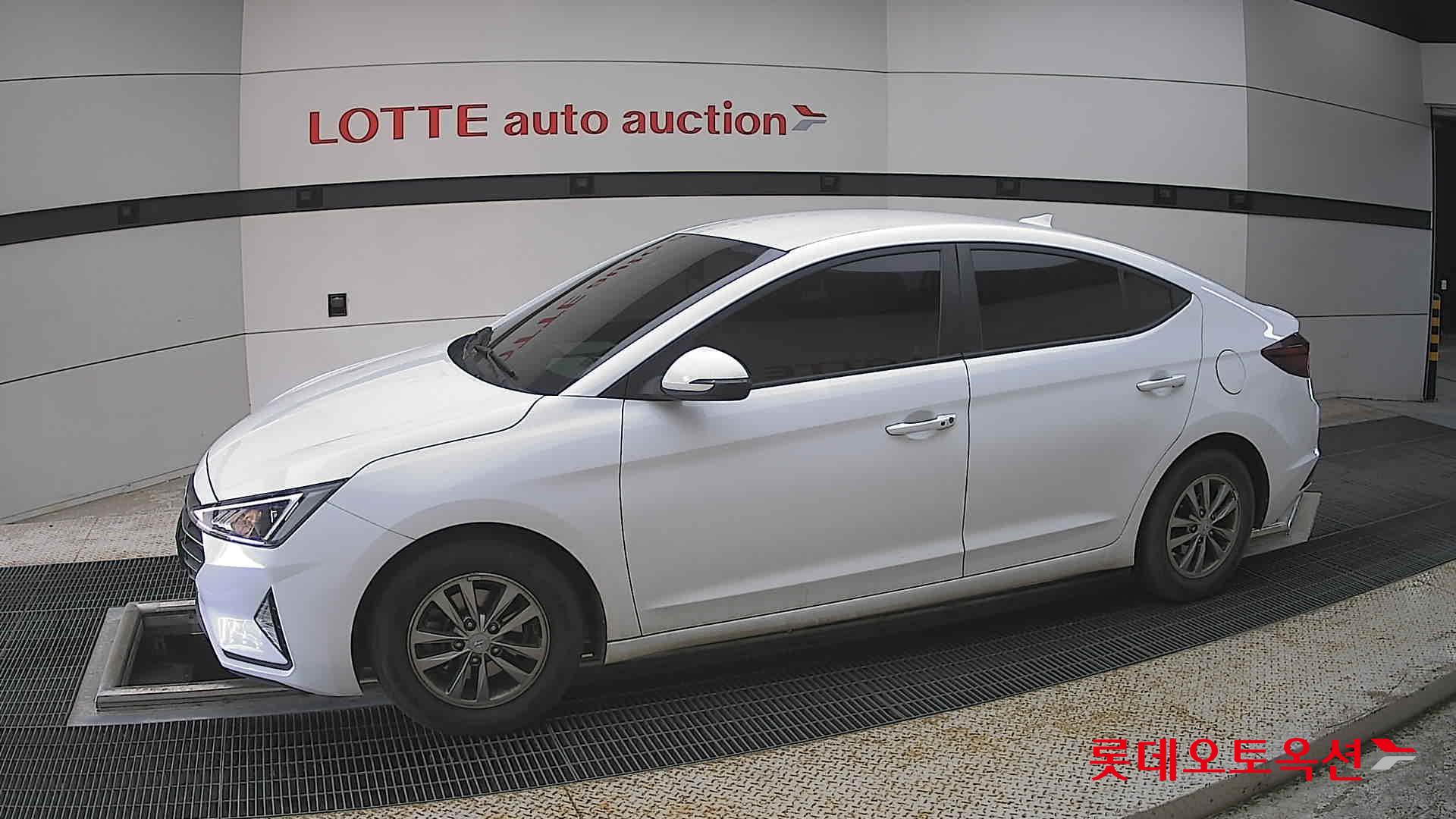 Hyundai Elantra - 12