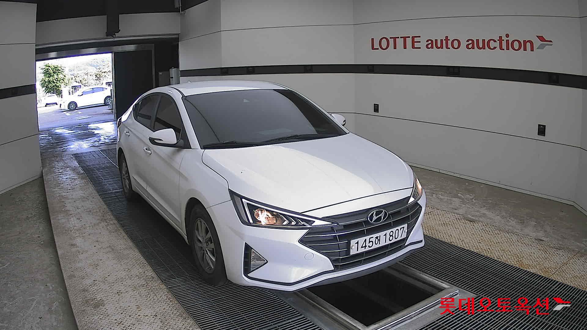 Hyundai Elantra - 24