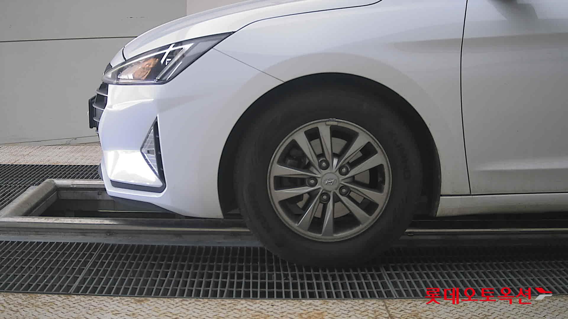 Hyundai Elantra - 25