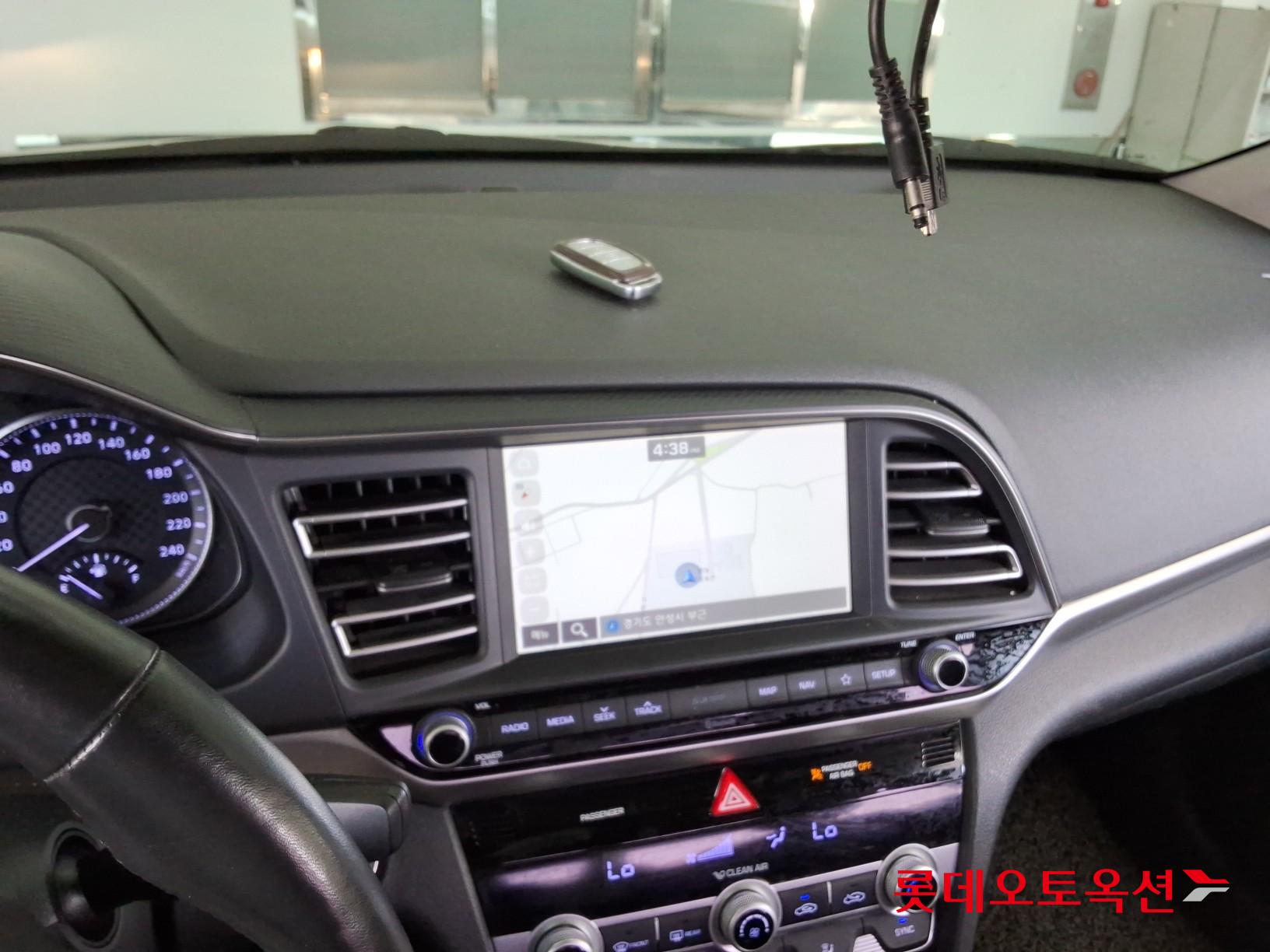 Hyundai Elantra - 32