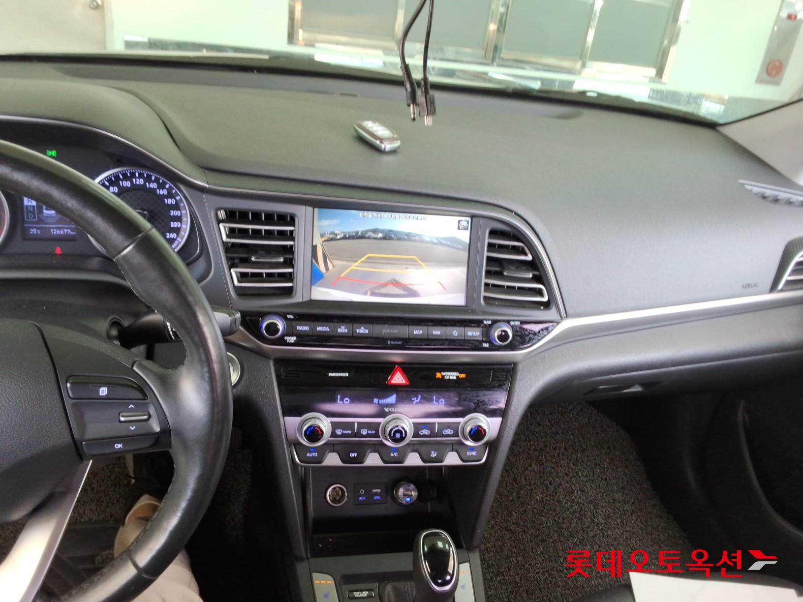 Hyundai Elantra - 33