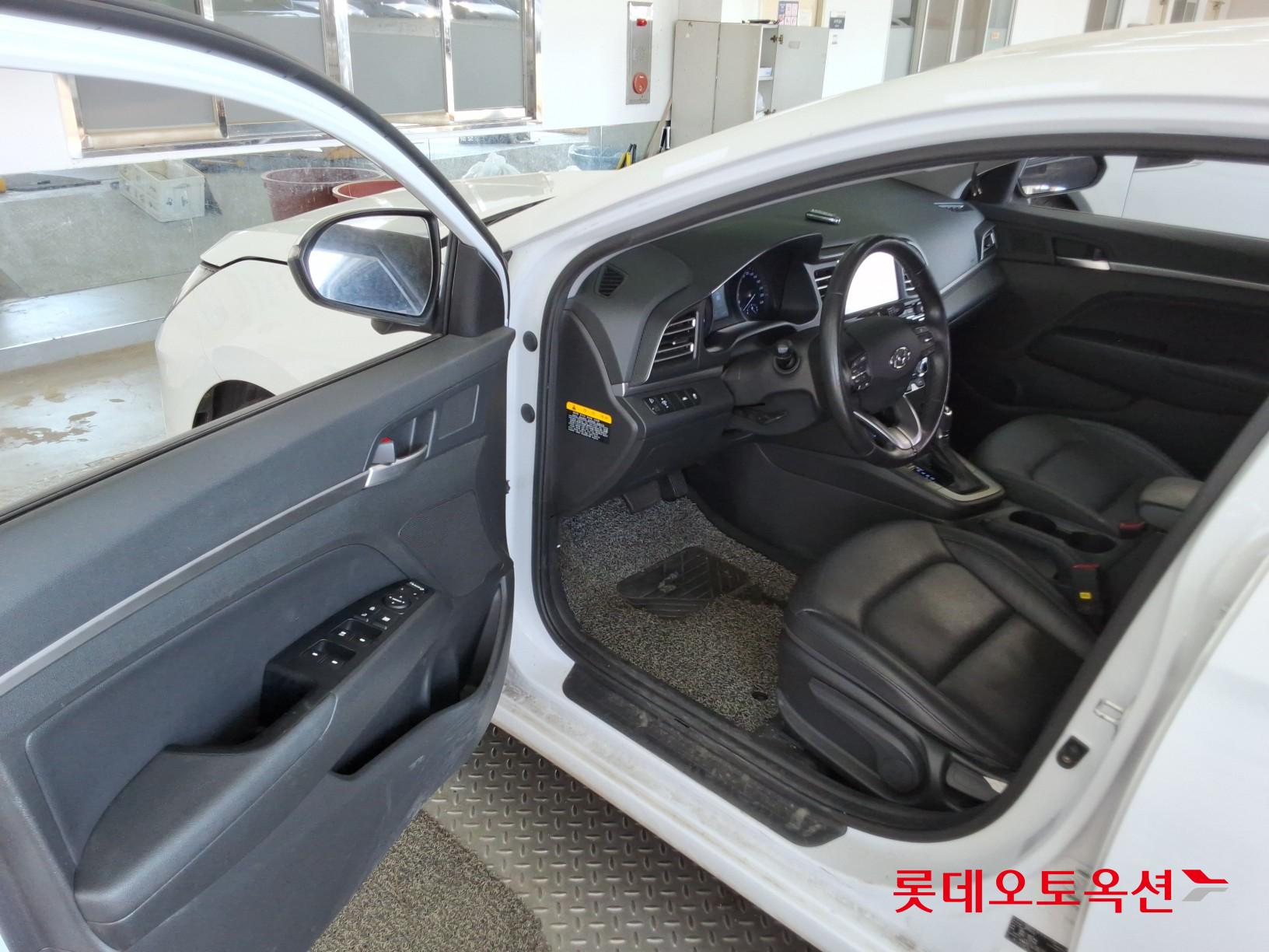 Hyundai Elantra - 35