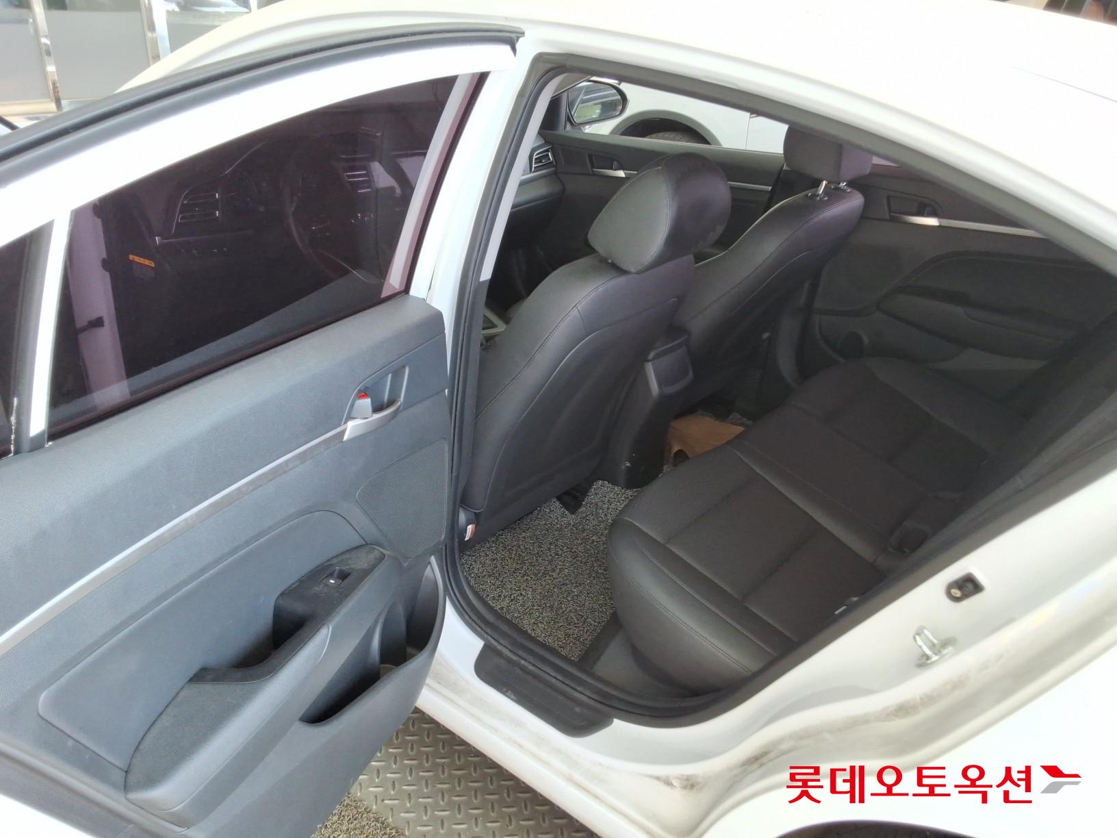 Hyundai Elantra - 37