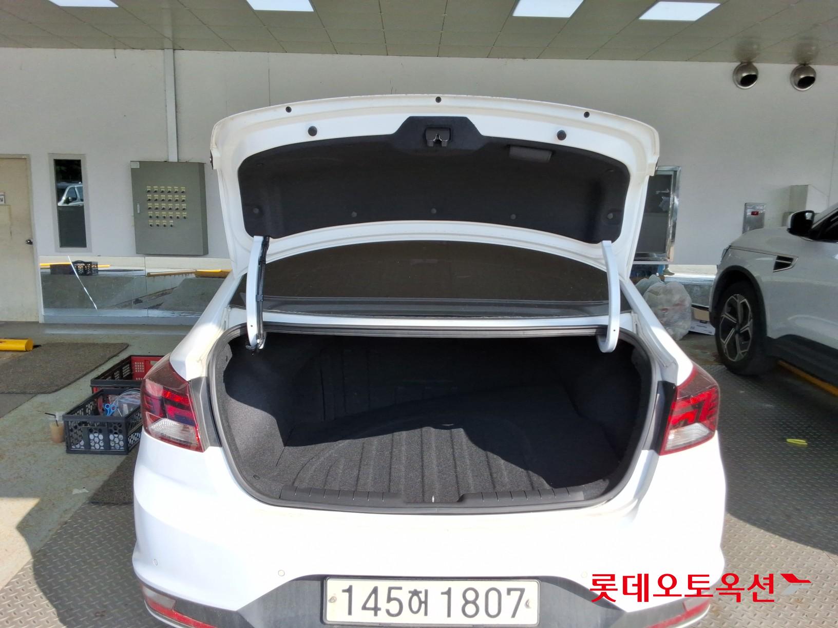 Hyundai Elantra - 9