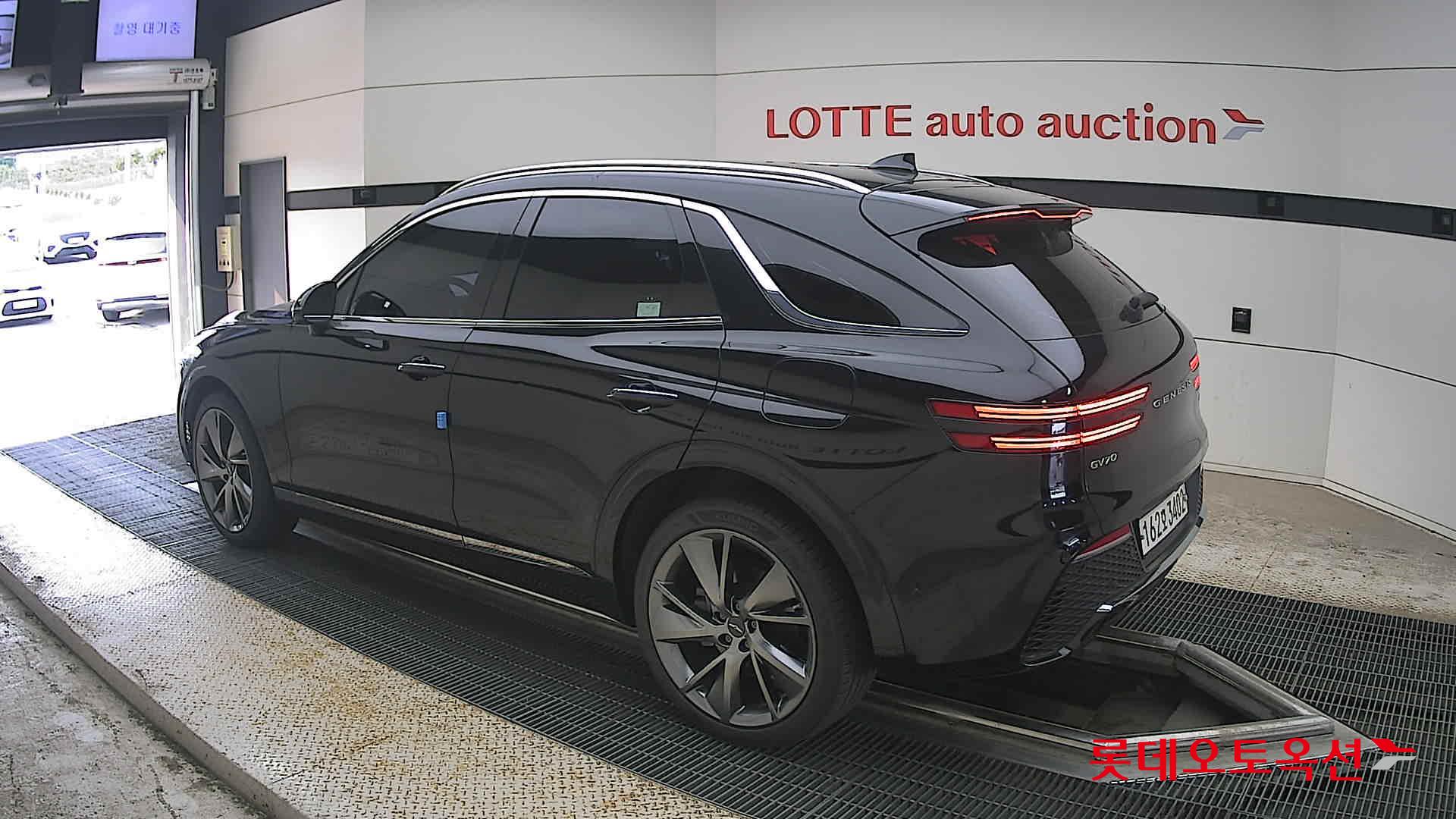 2021 - genesis gv70